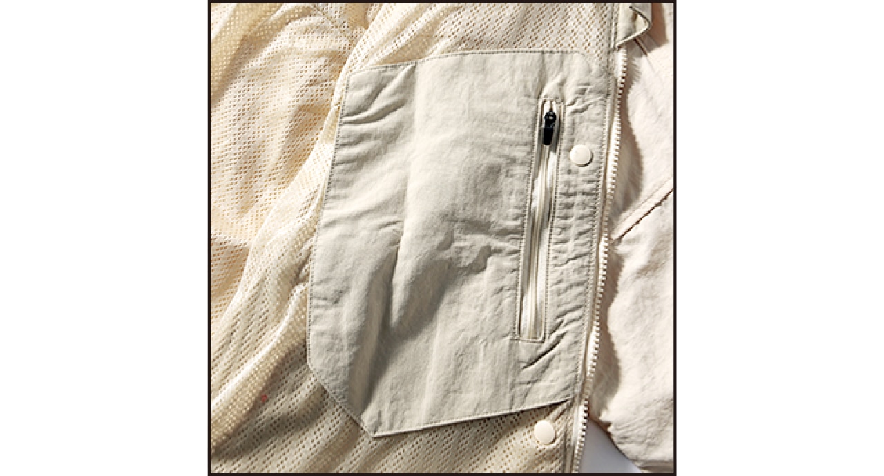 右胸の内側にもファスナーポケットが。