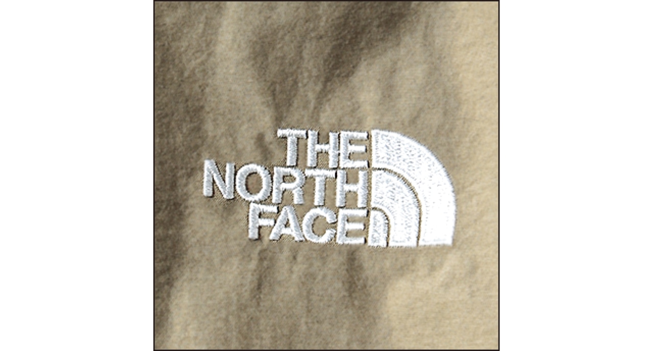 左胸と背面の右肩部分にロゴ刺しゅうを配置。重心アップ効果も期待大！