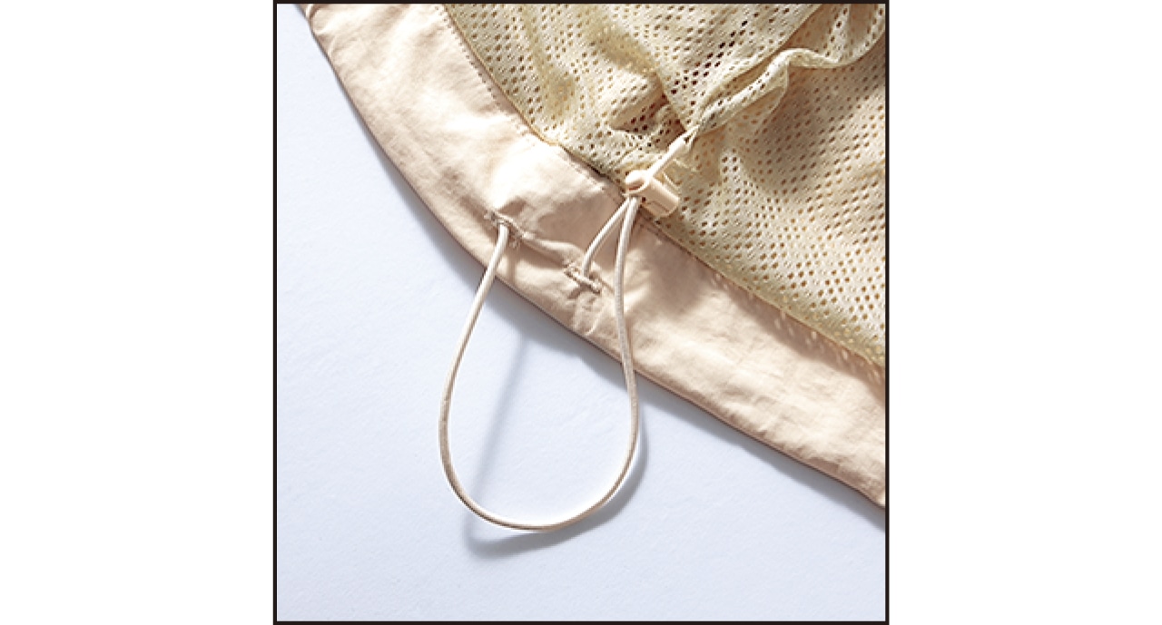 裾のドローコードでシルエットのアレンジ自在。