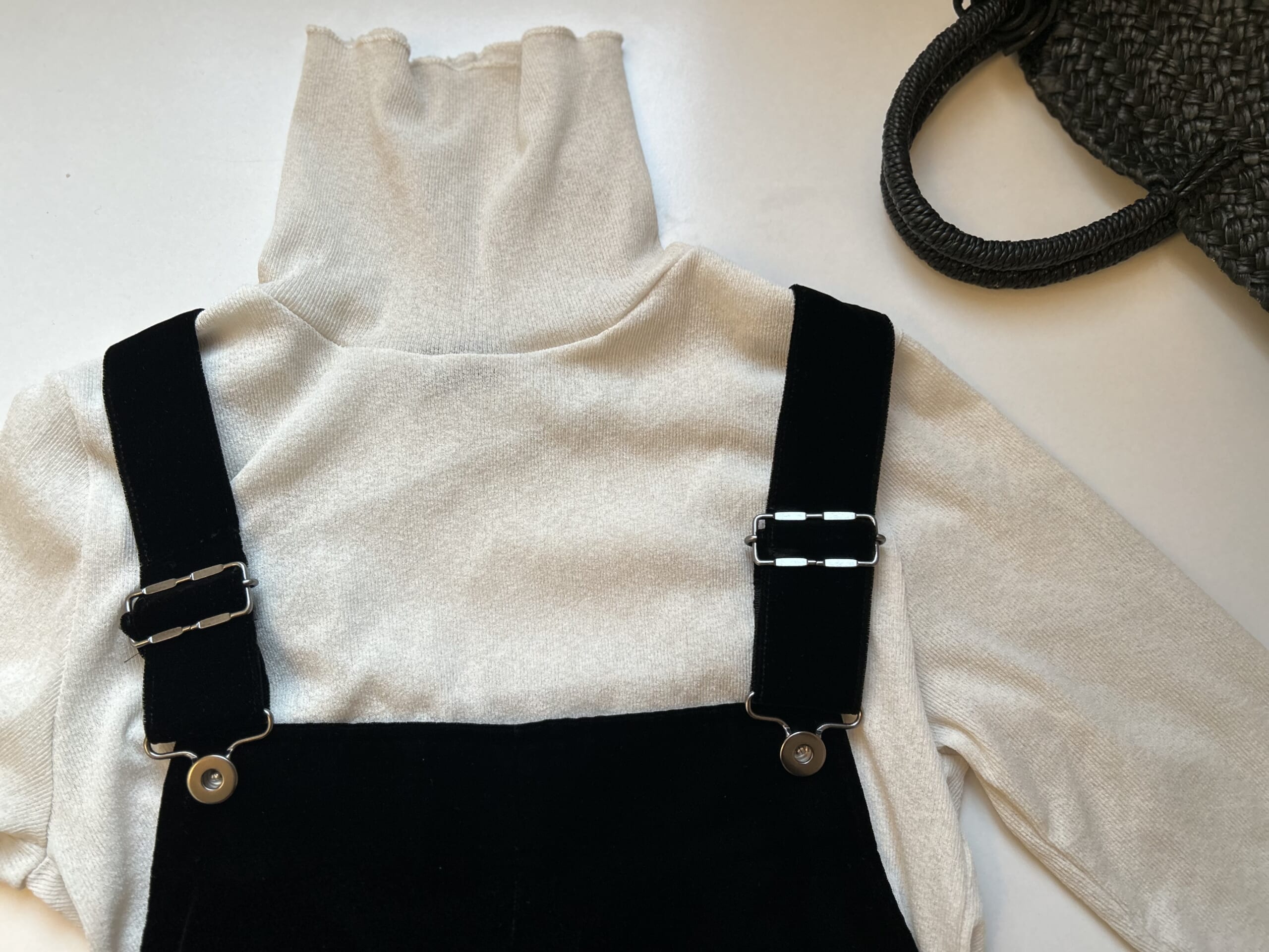 細見え効果のある旬なベルベット素材のUNITED ARROWS（ユナイテッドアローズ）のサロペット。