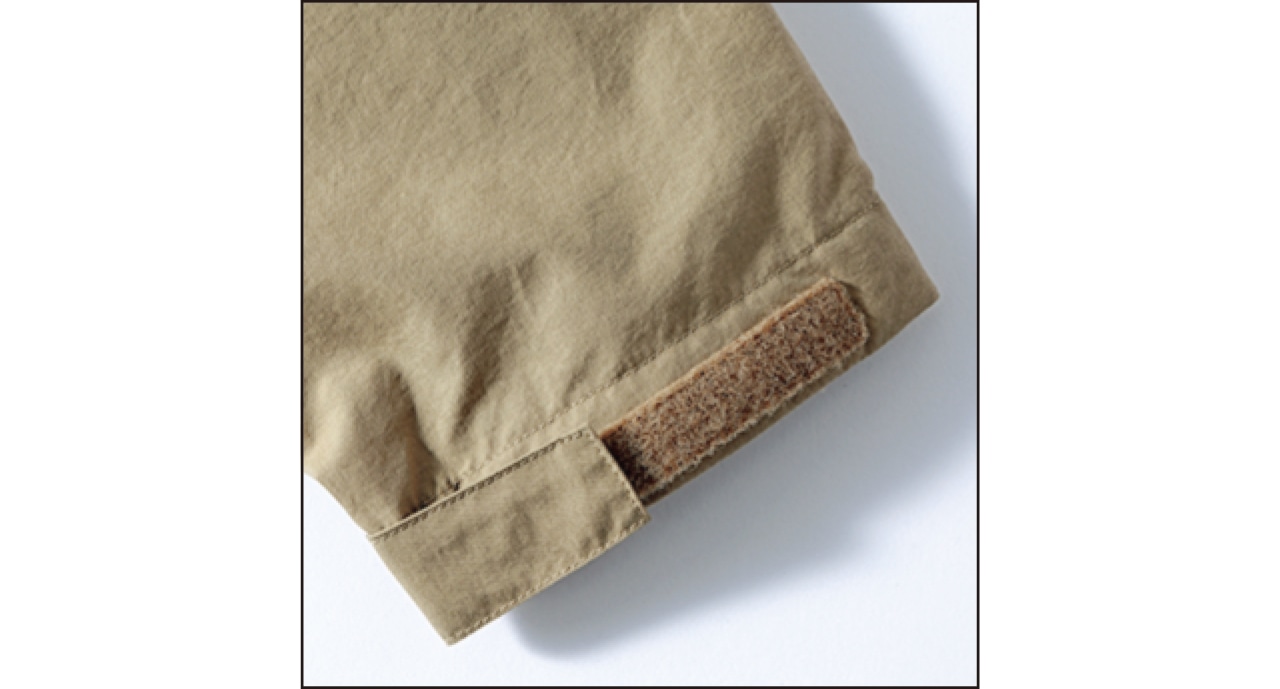 面ファスナー付きのストラップで袖口の広さが微調整できる！