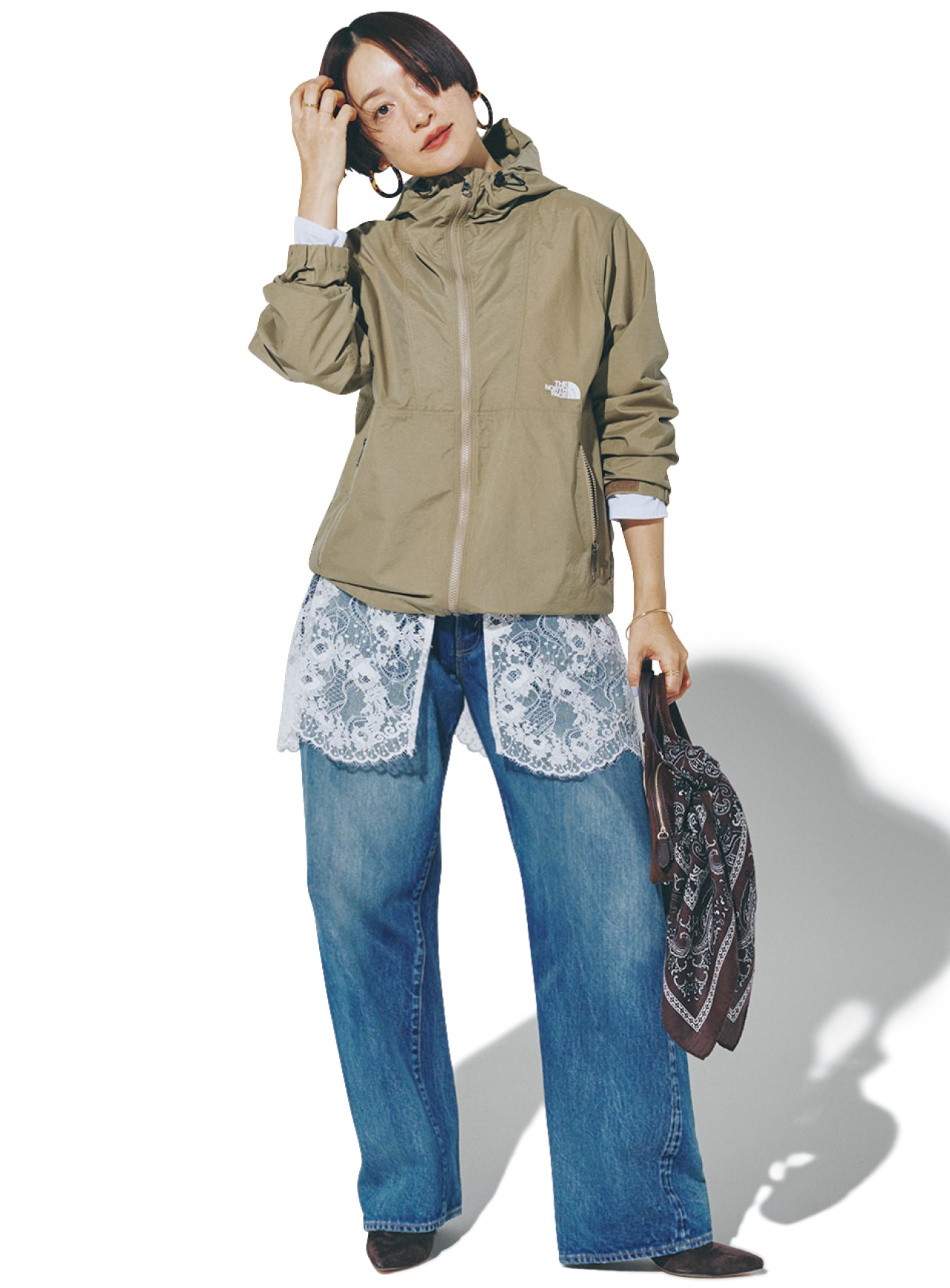 高山都さんのTHE NORTH FACE（ザ・ノース・フェイス）【洗える】【撥水】【防風】Compact Jacket クラシックカーキのコーデ 正面