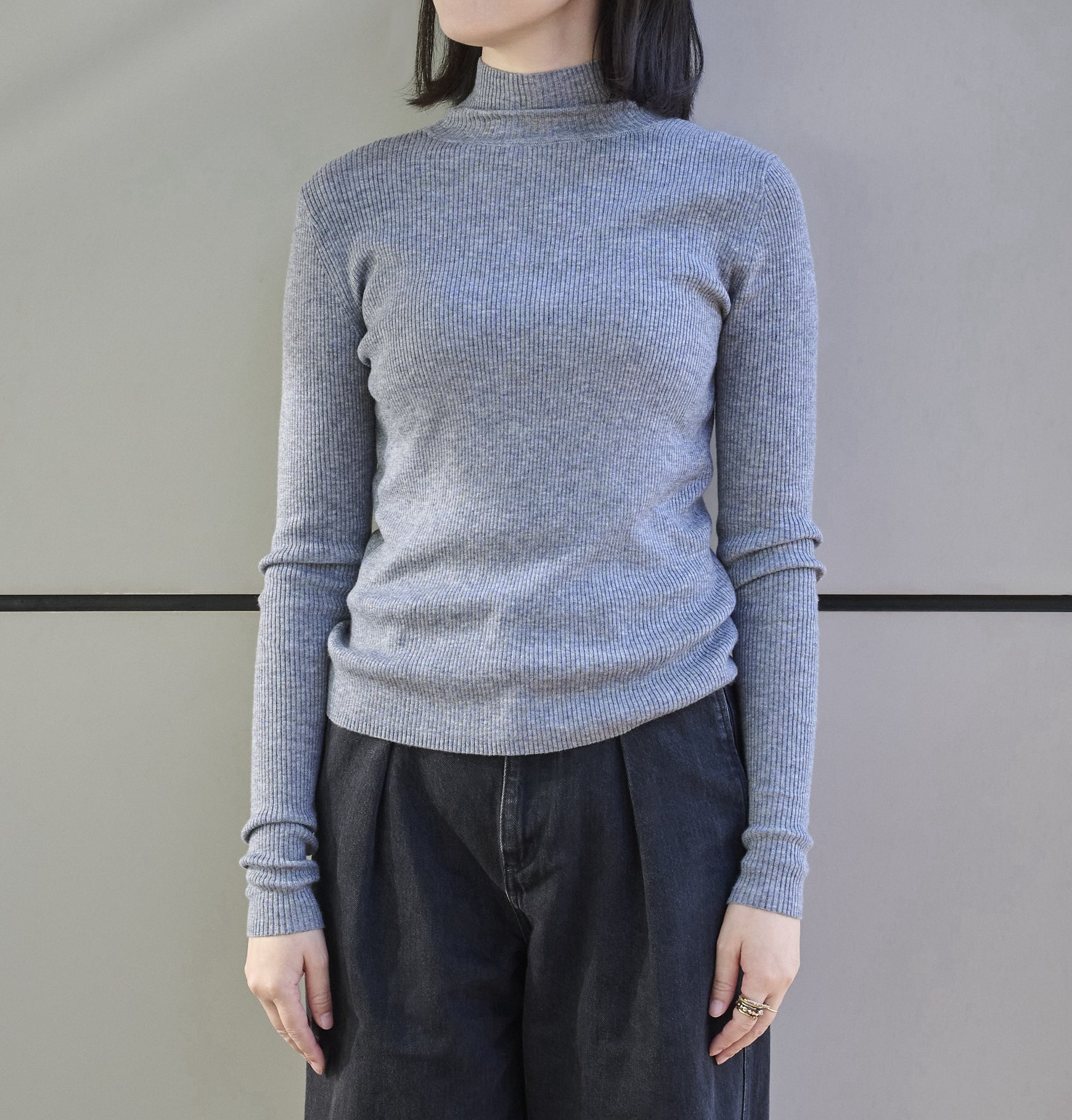 石上美津江さんコラボのすっきり見えハイネックニットのグレーを30代ライターが試着