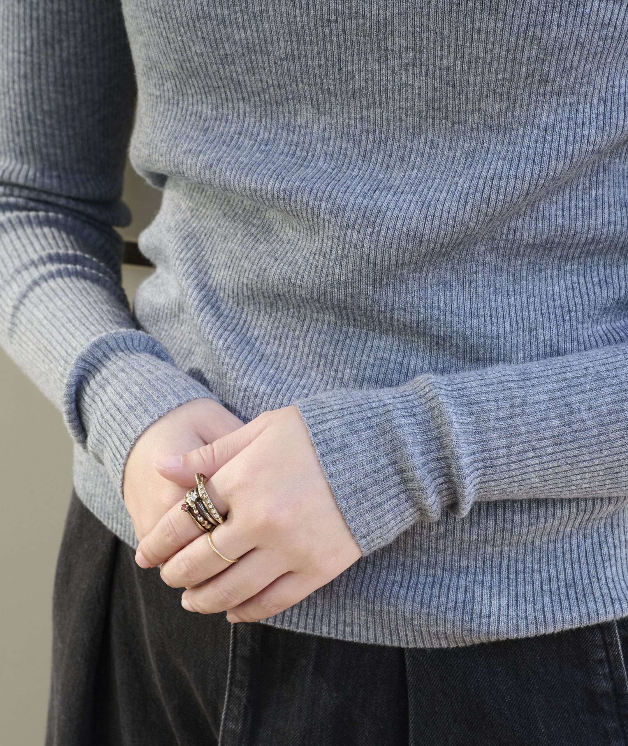 石上美津江さんコラボのすっきり見えハイネックニットの袖口