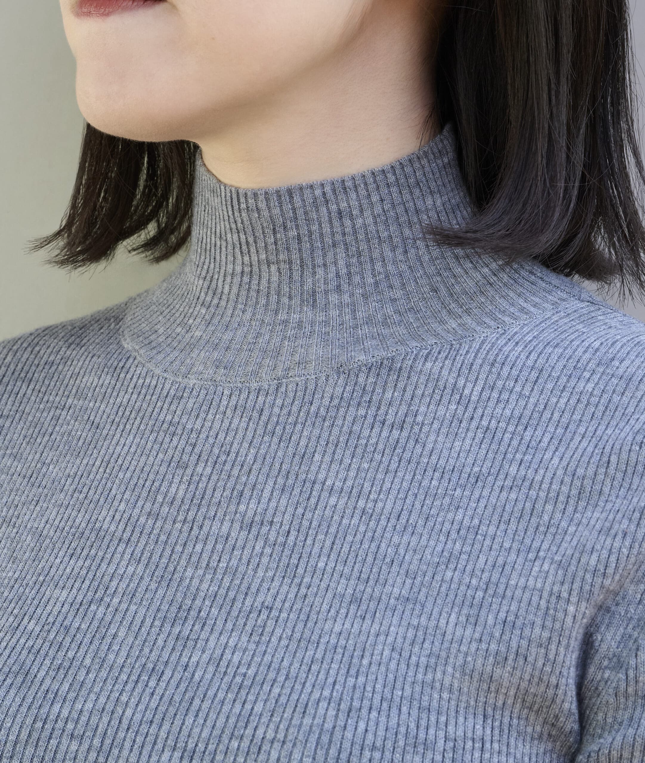 石上美津江さんコラボのすっきり見えハイネックニットの首元