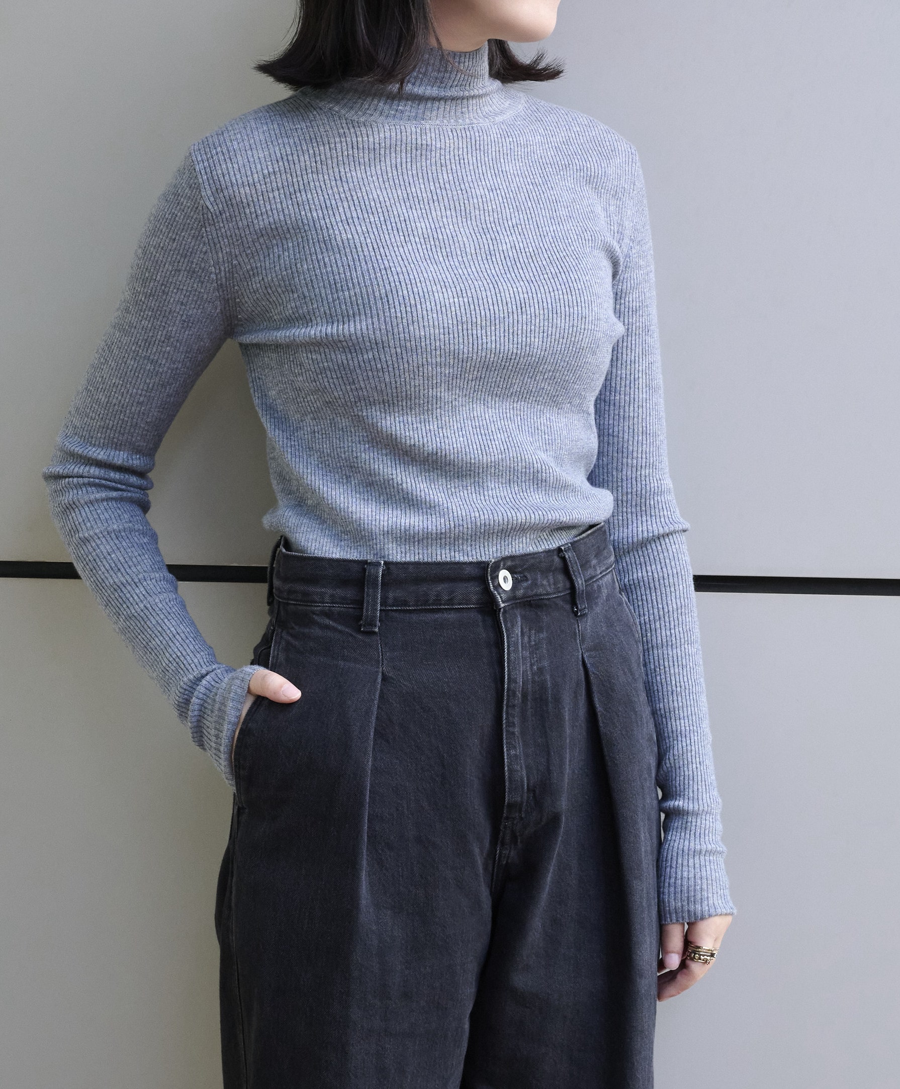 石上美津江さんコラボのすっきり見えハイネックニットを試着