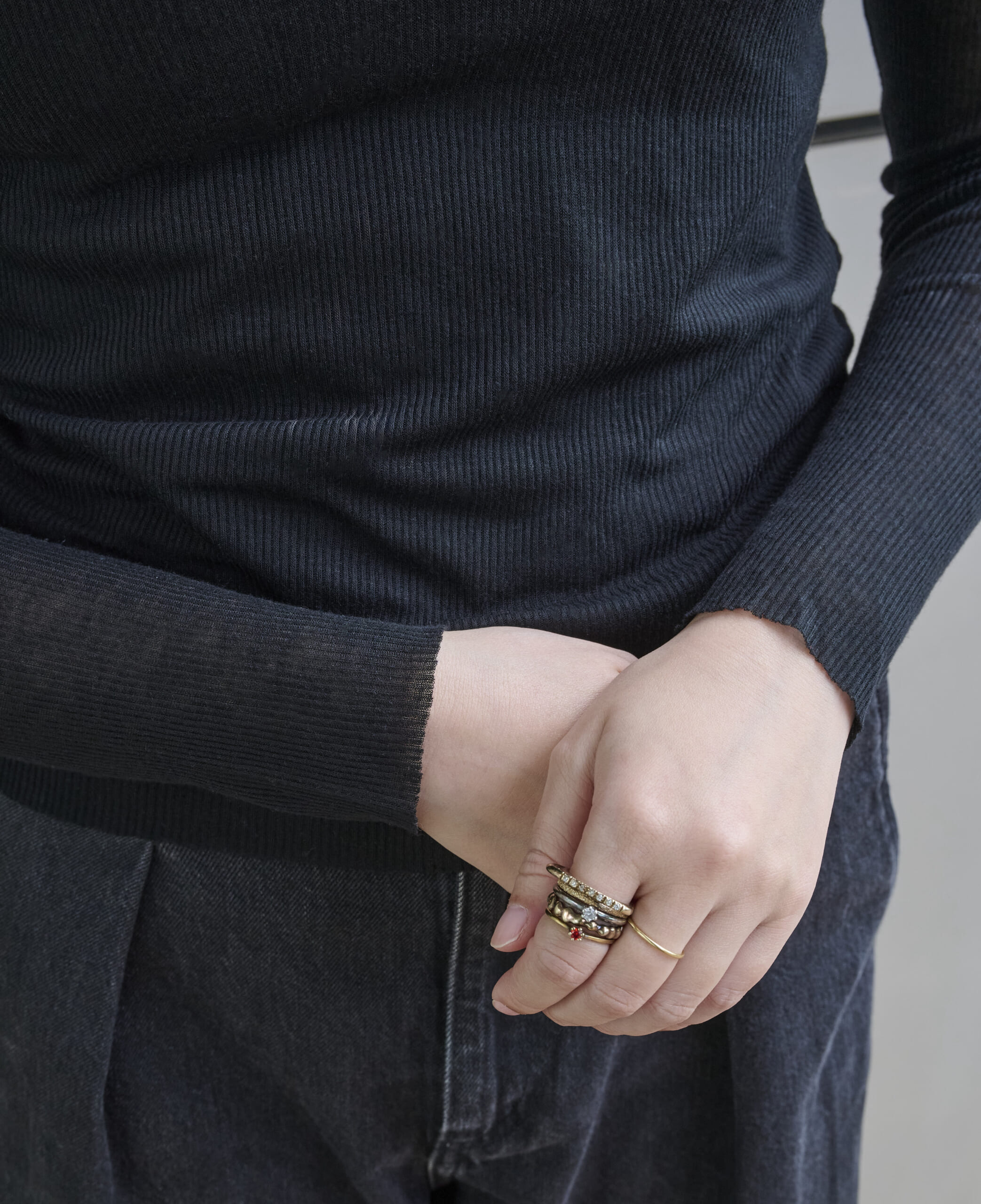 セルロースカシミヤタートルの黒の袖口