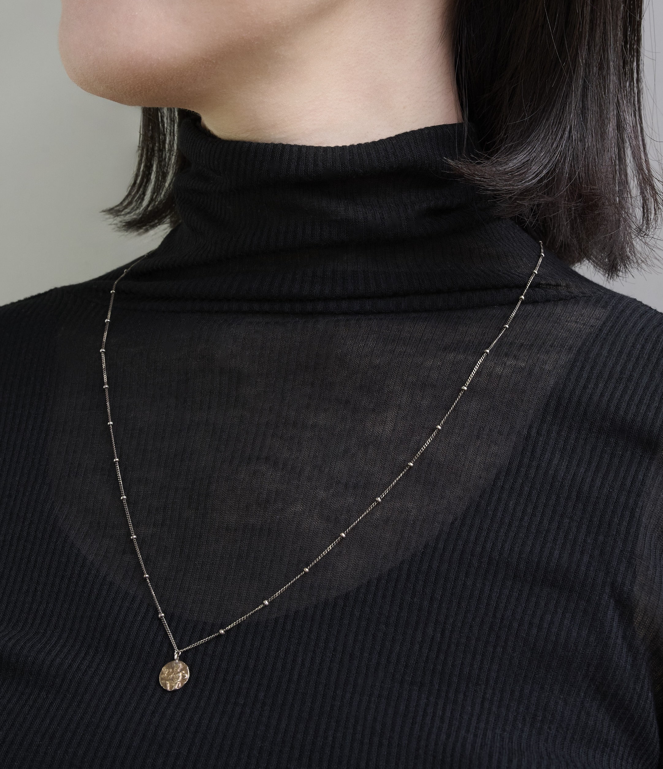 セルロースカシミヤタートルの黒の首元