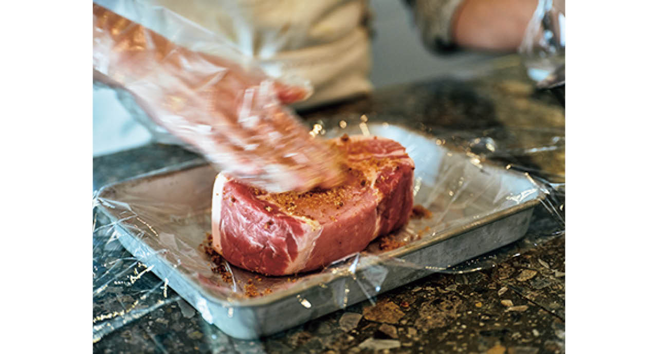 レシピどおりの塩と砂糖の分量を守れば、冷蔵庫で1週間、傷むことなく熟成が進む。