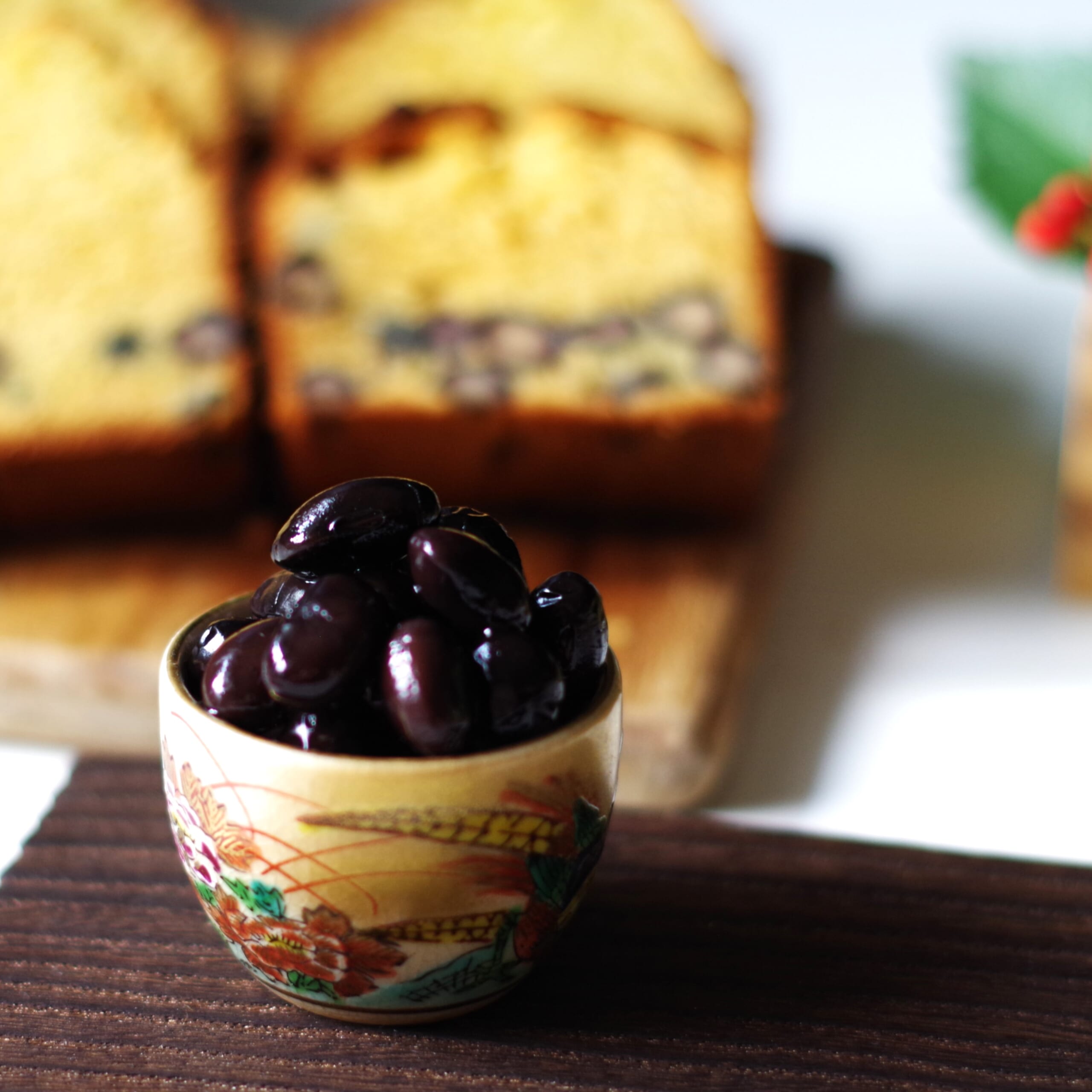 黒豆パウンドケーキ、黒豆、九谷焼おちょこ