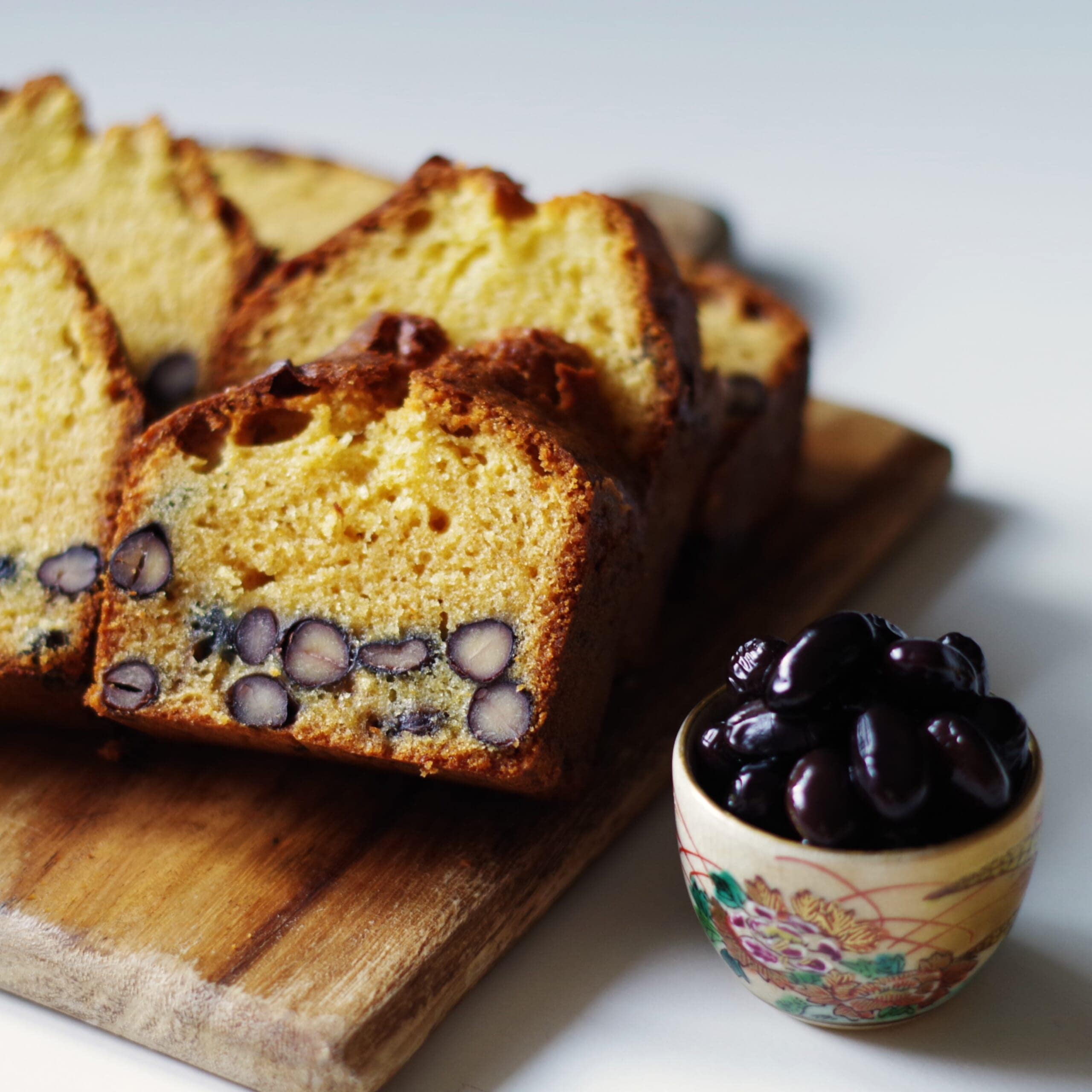 黒豆パウンドケーキ、黒豆、九谷焼おちょこ
