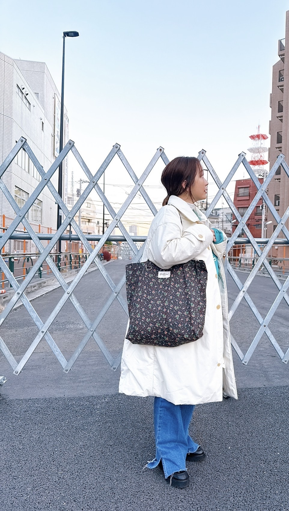 徳永千夏さん「キャス キッドソン」のトートバッグを持った全身カット