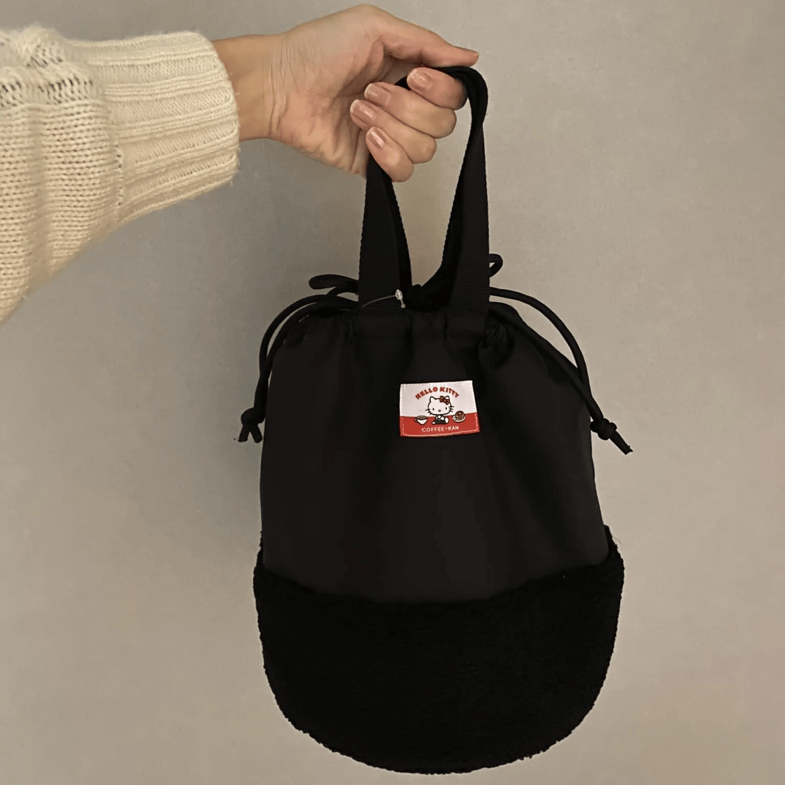 【珈琲館】「ハローキティ×珈琲館 ハッピーバッグ2026」ボア巾着バッグ