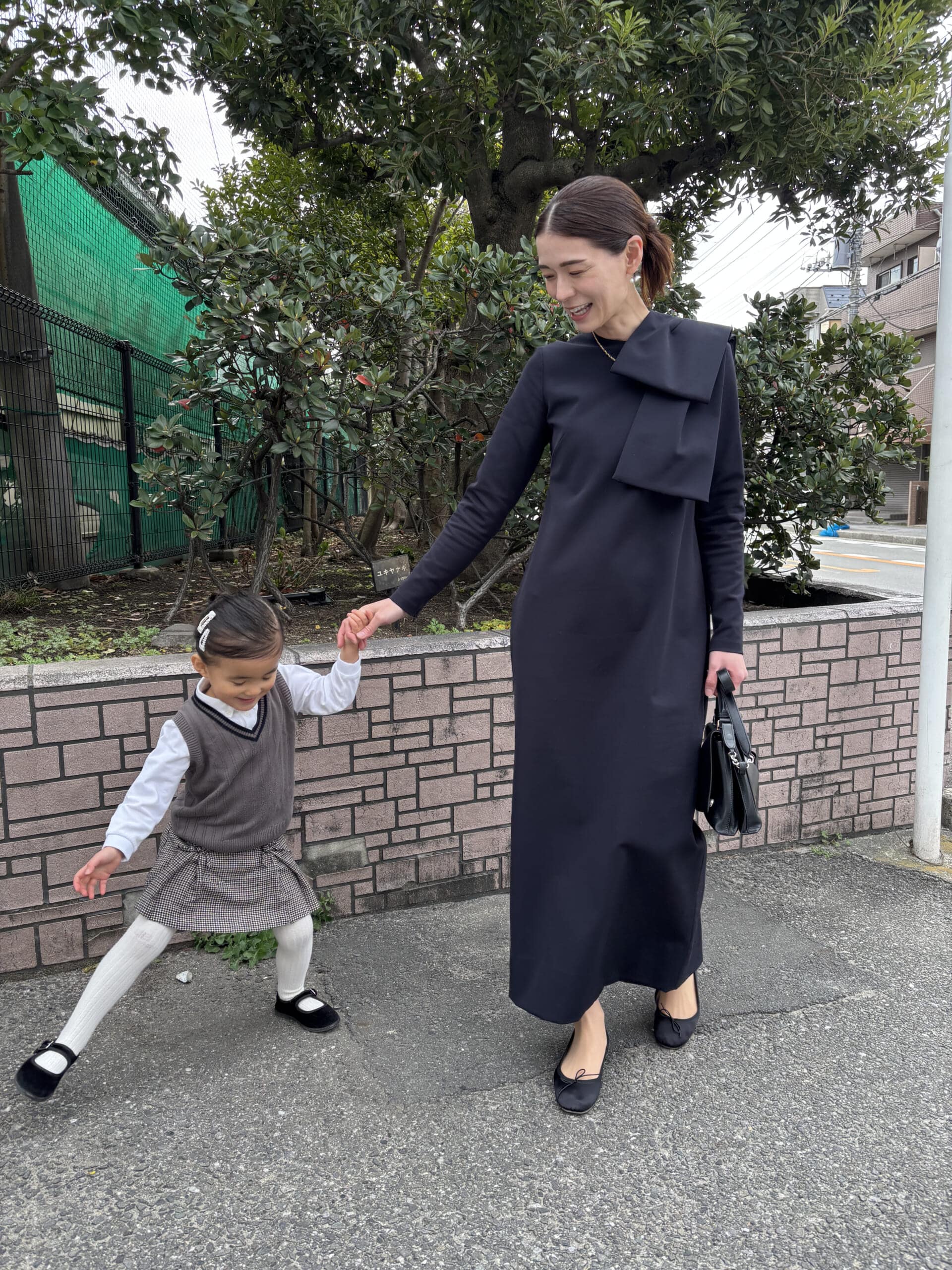 LEEキャラクター 山口友香さんの卒園式コーデ　ネイビーのワンピース