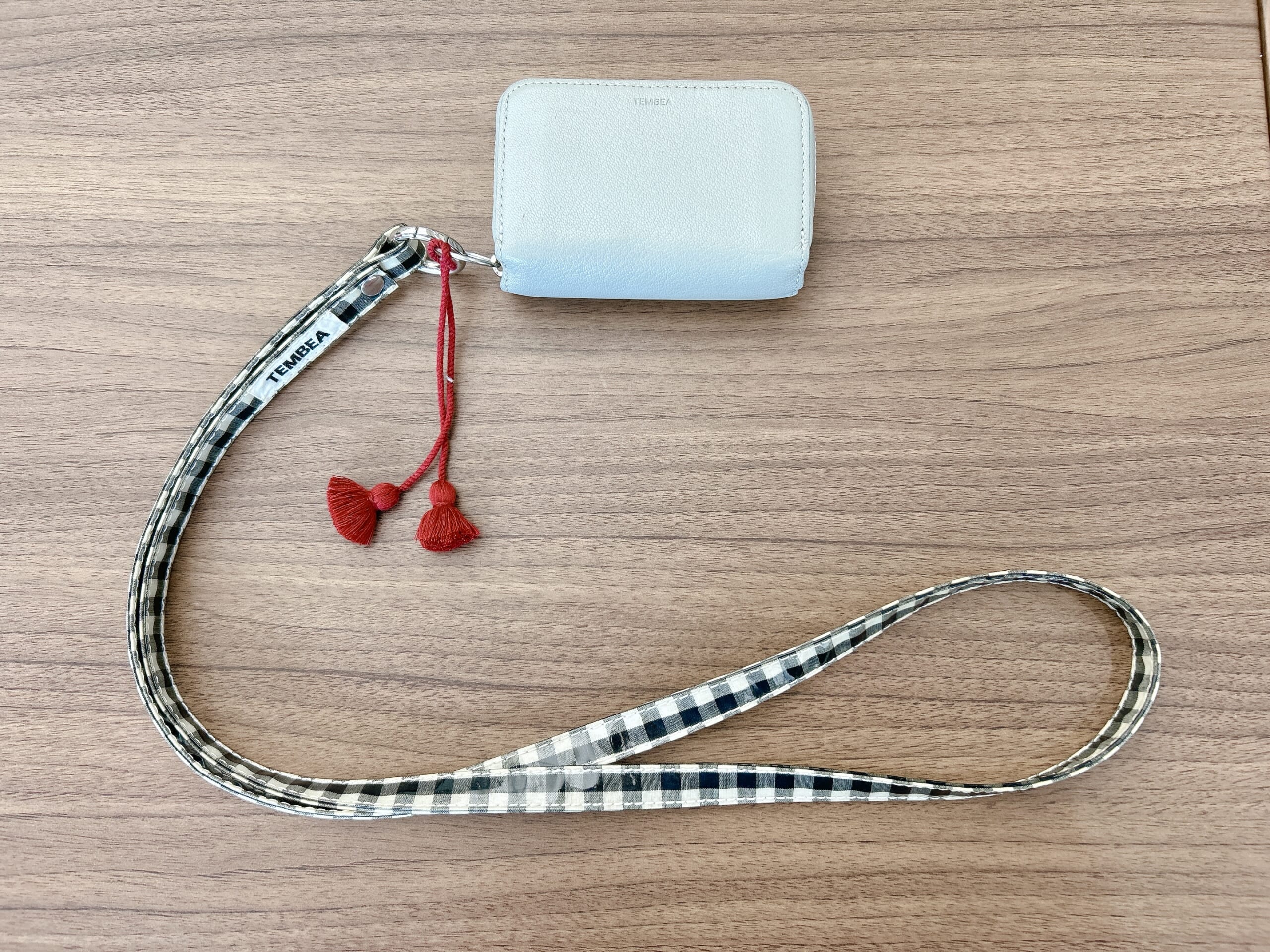 40代エディターの私物財布TEMBEAのストラップ付きミニ財布