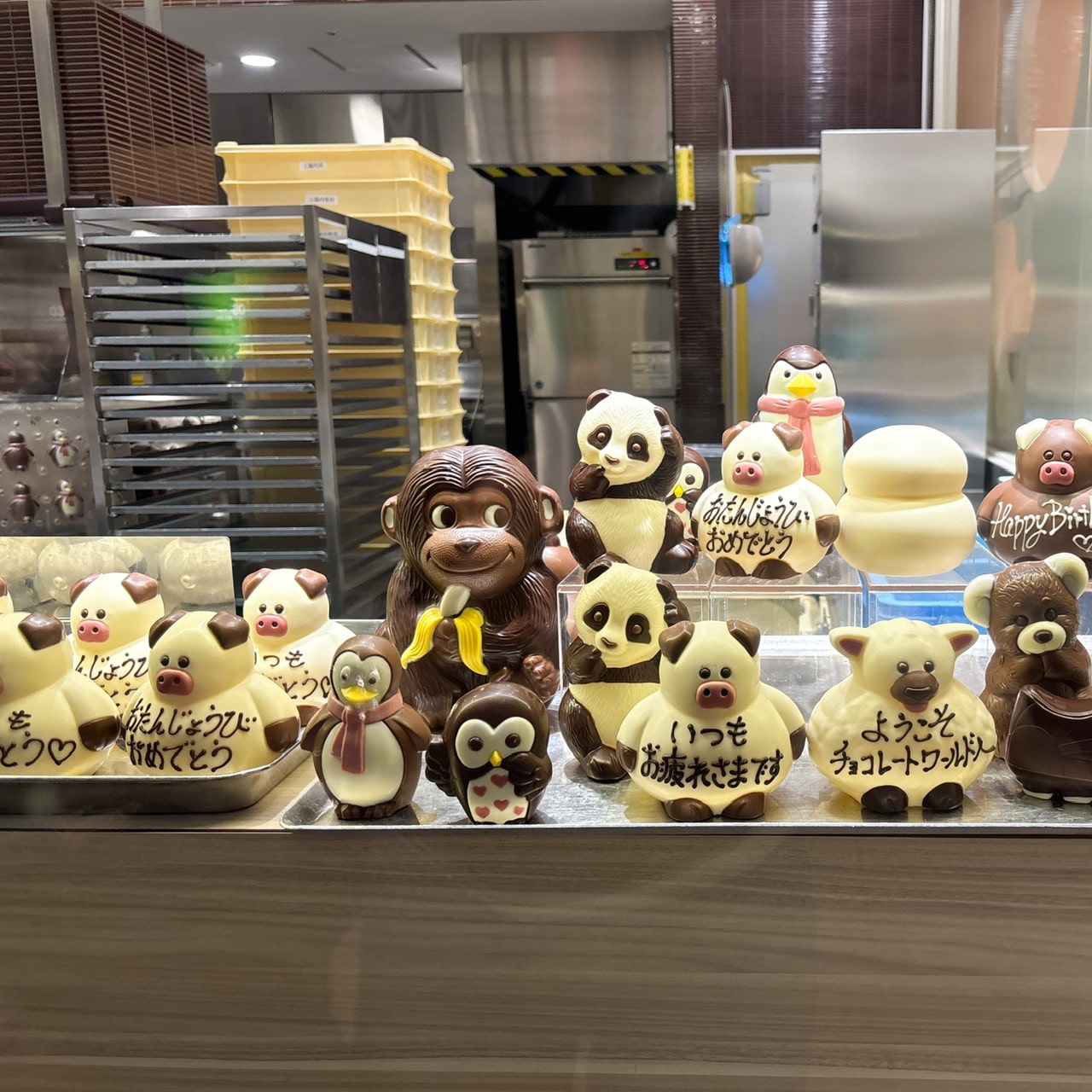 北海道新千歳空港のロイズチョコレートワールドにあるガチャガチャ（カプセルトイ）の工場見学