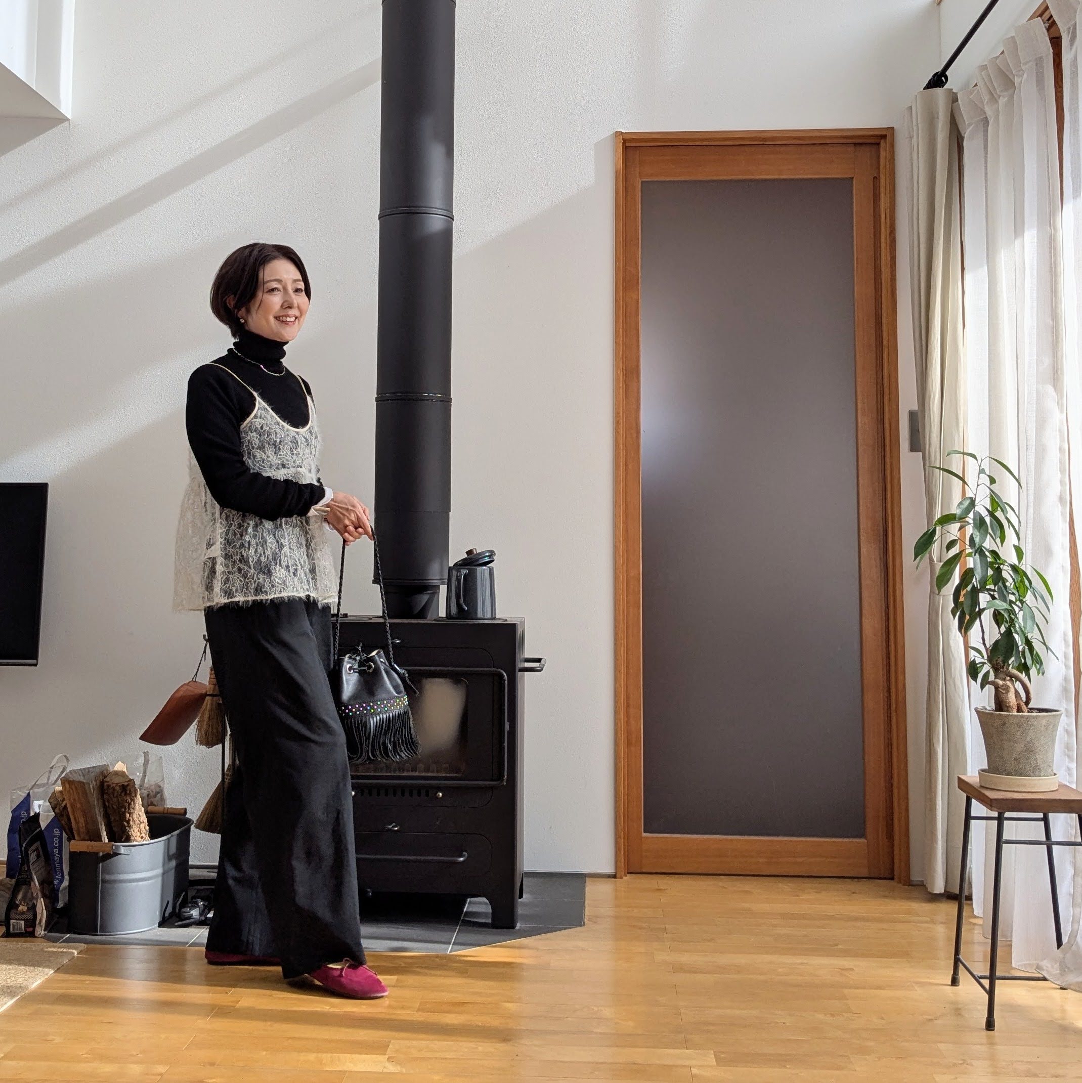 コーデ2:無印良品のタートルネックと、green label relaxingシアー レース キャミソール