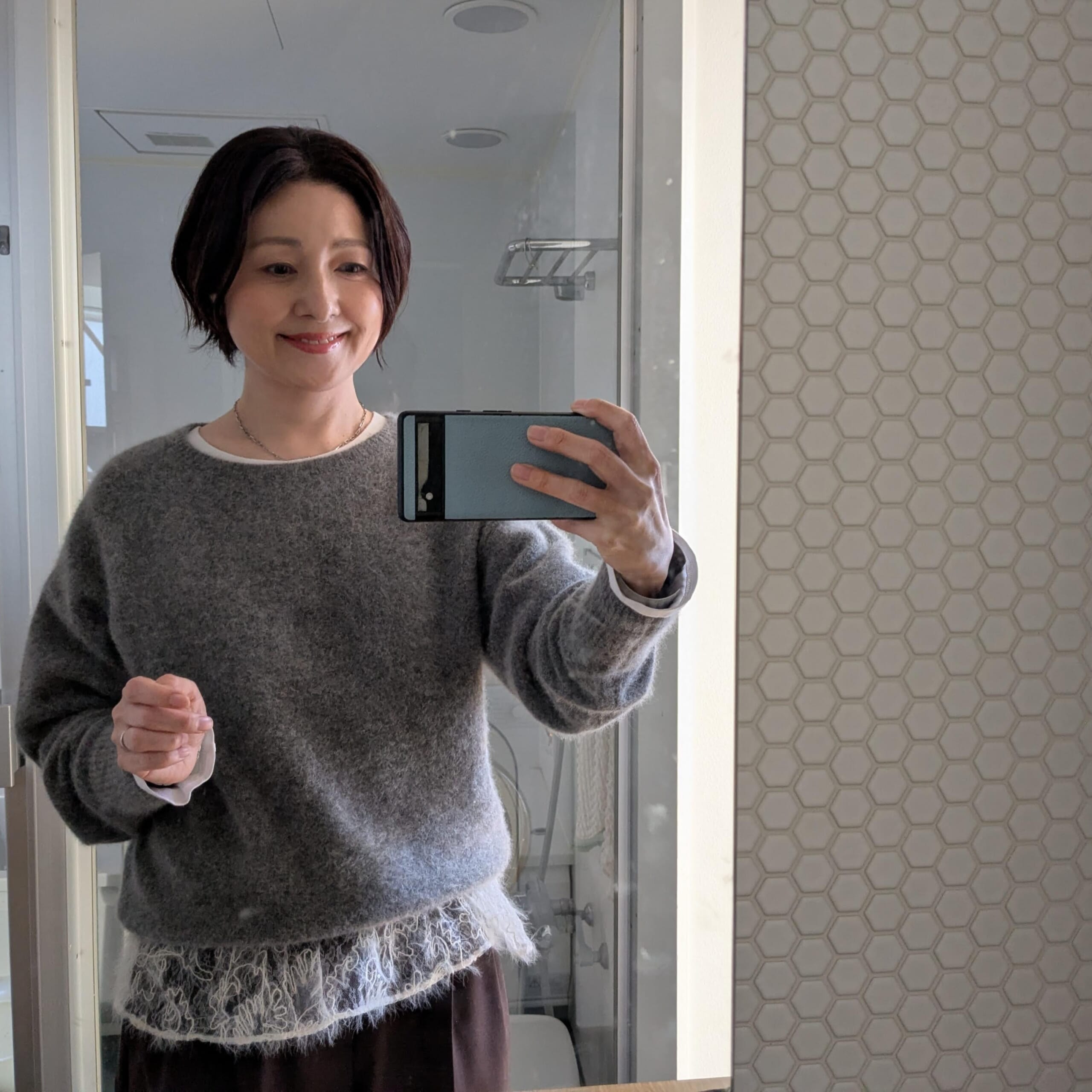 コーデ3アップ:green label relaxingふれてヘアリーニットと、シアーレーススキャミソール