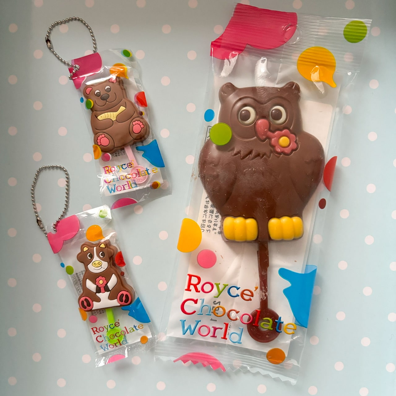 北海道新千歳空港のロイズチョコレートワールドにあるガチャガチャ（カプセルトイ）で購入したポップチョコとミニチュアチャーム