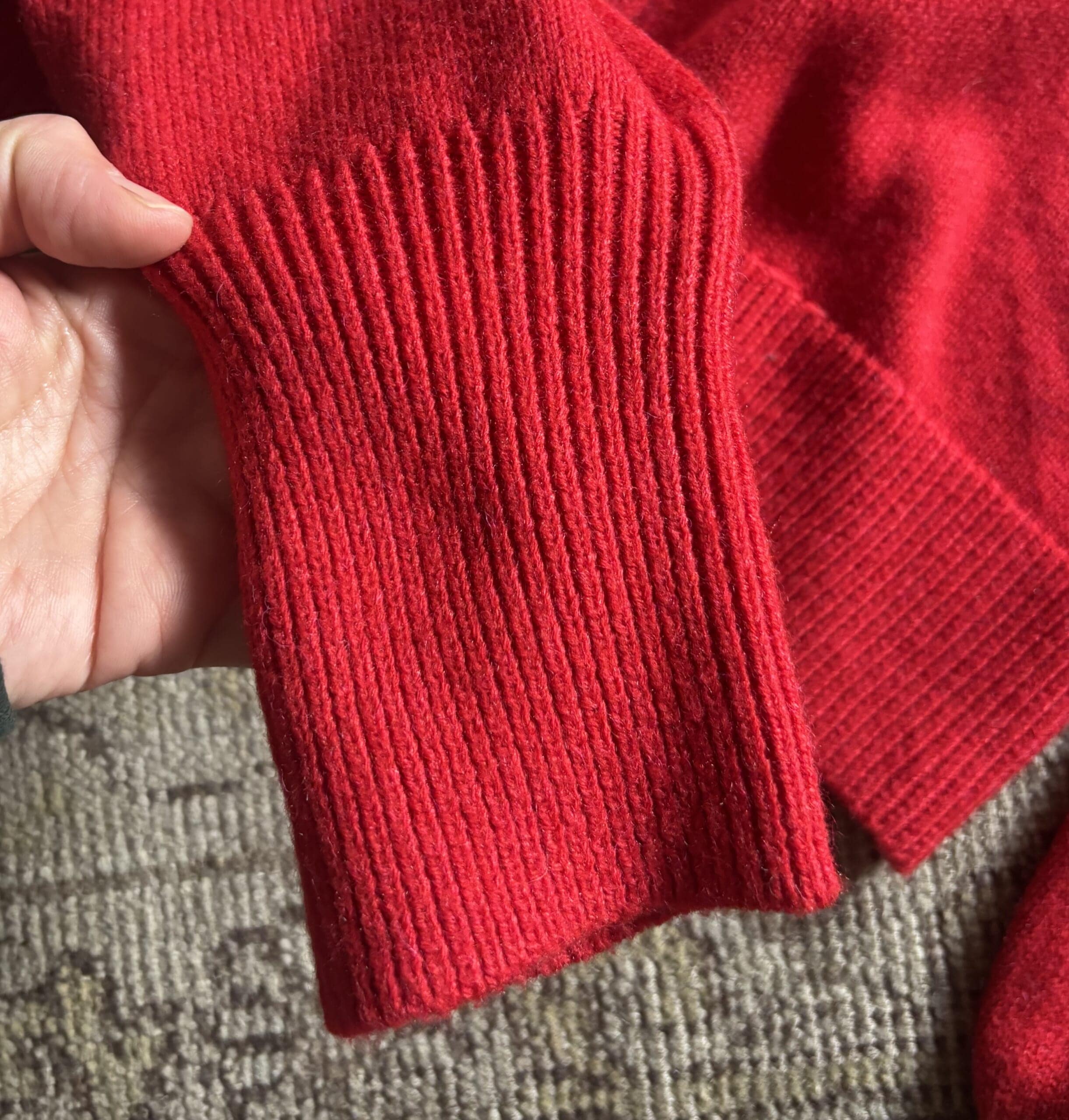 「しまむら」のカーディガンの袖リブ