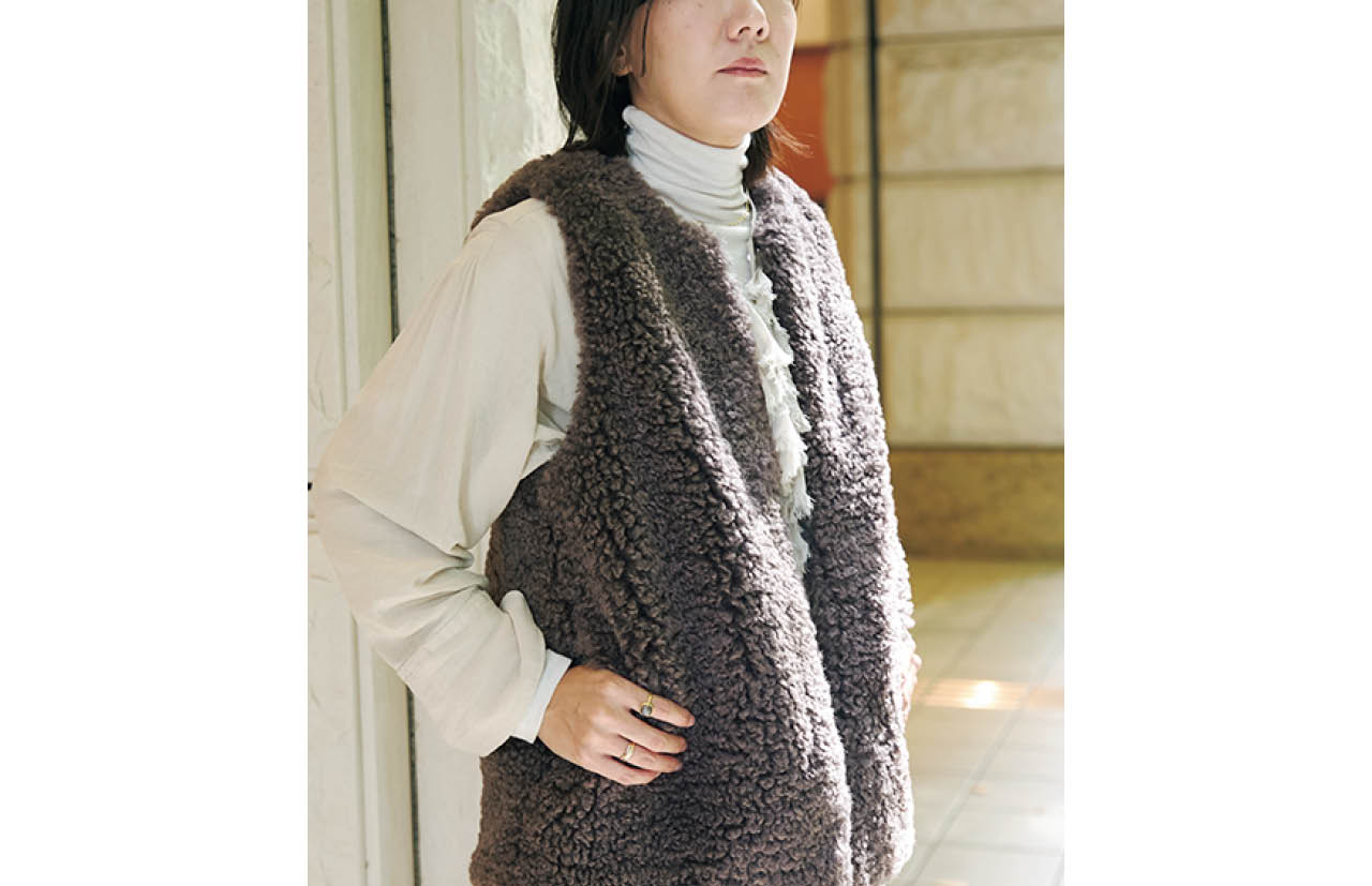 「表面がカールしたシープ風ファーは見た目も触り心地も◎。リバーシブルで、裏は中綿入りキルトです」
