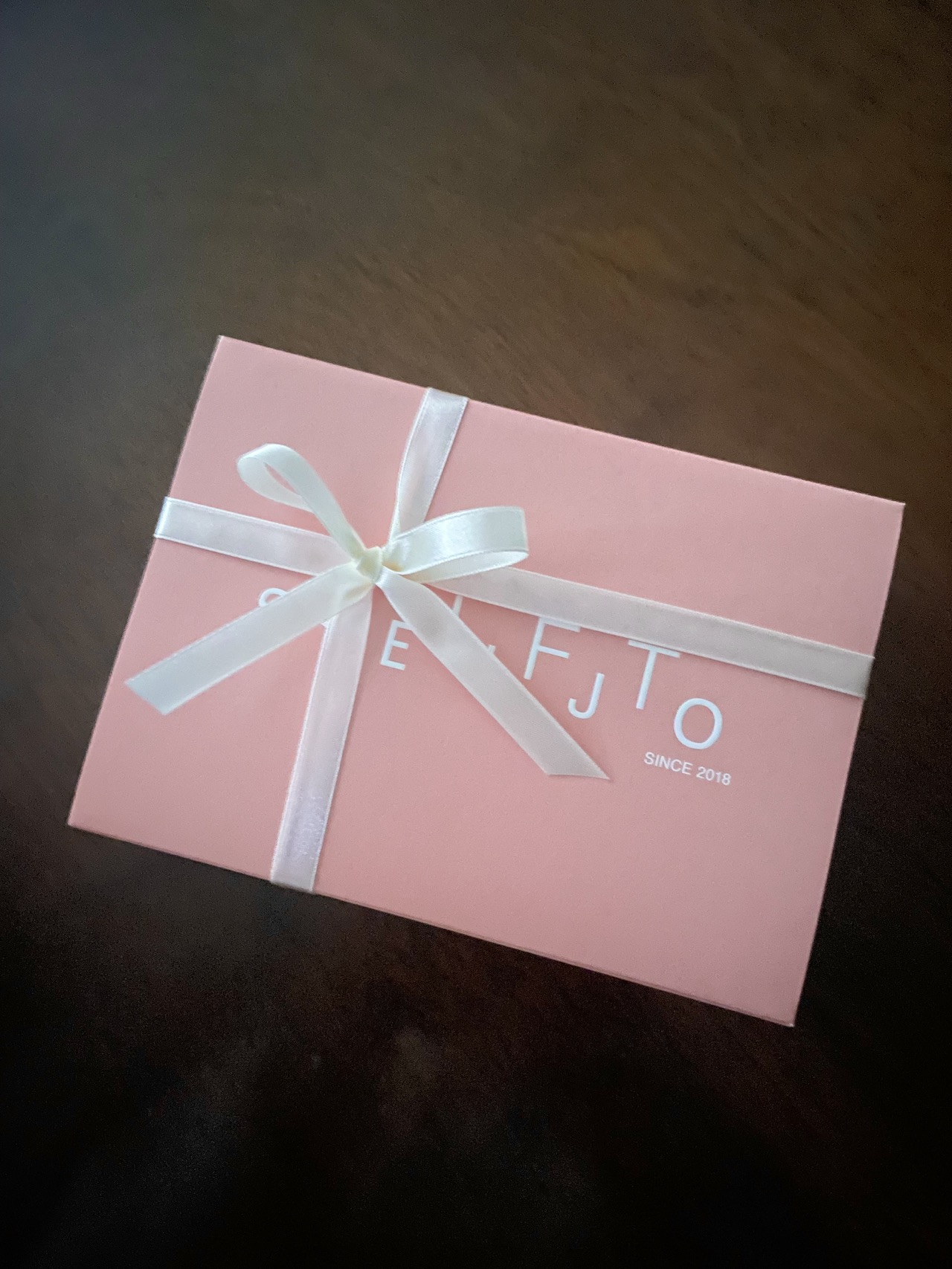 焼菓子専門店『GIFT SEIJO』のクッキー缶のパッケージ