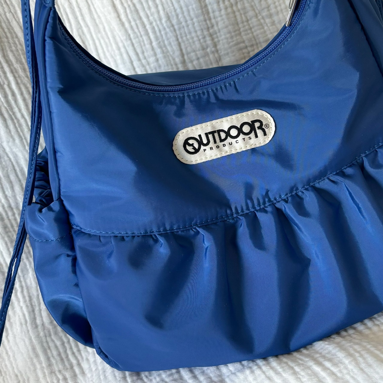 LEE別注OUTDOOR PRODUCTS×100人隊おでかけ部 可愛げ2Wayギャザーショルダー　光沢のある素材