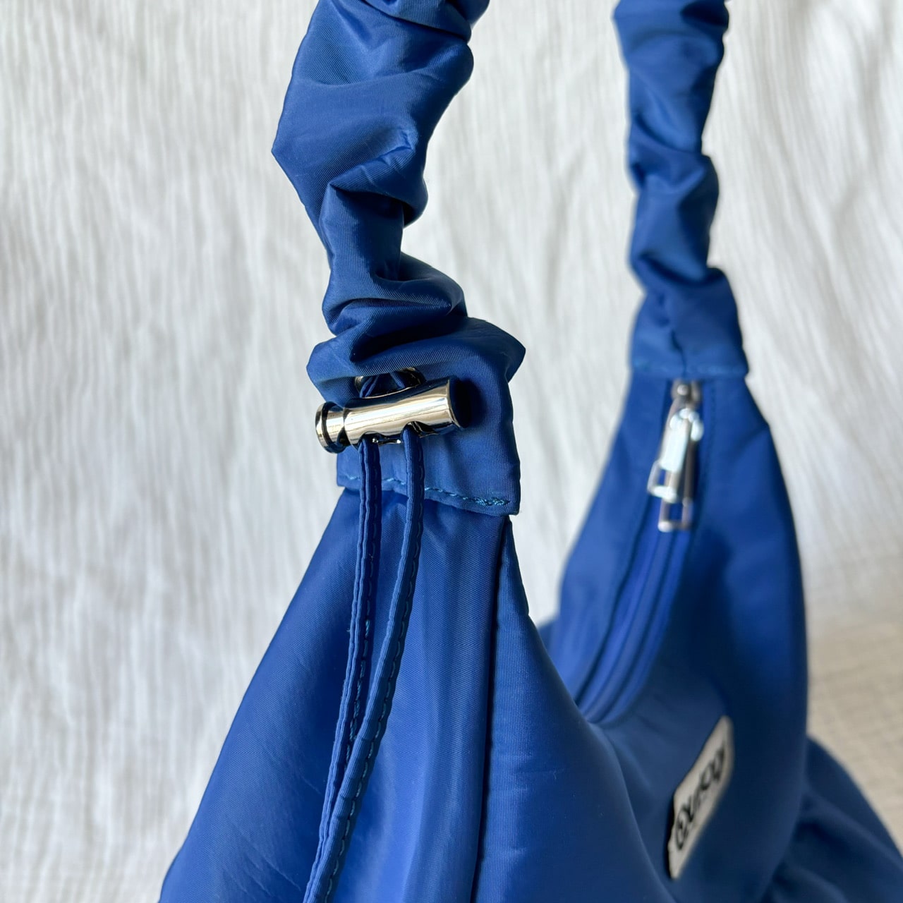 LEE別注OUTDOOR PRODUCTS×100人隊おでかけ部 可愛げ2Wayギャザーショルダー　長さ調節　金具のアップ