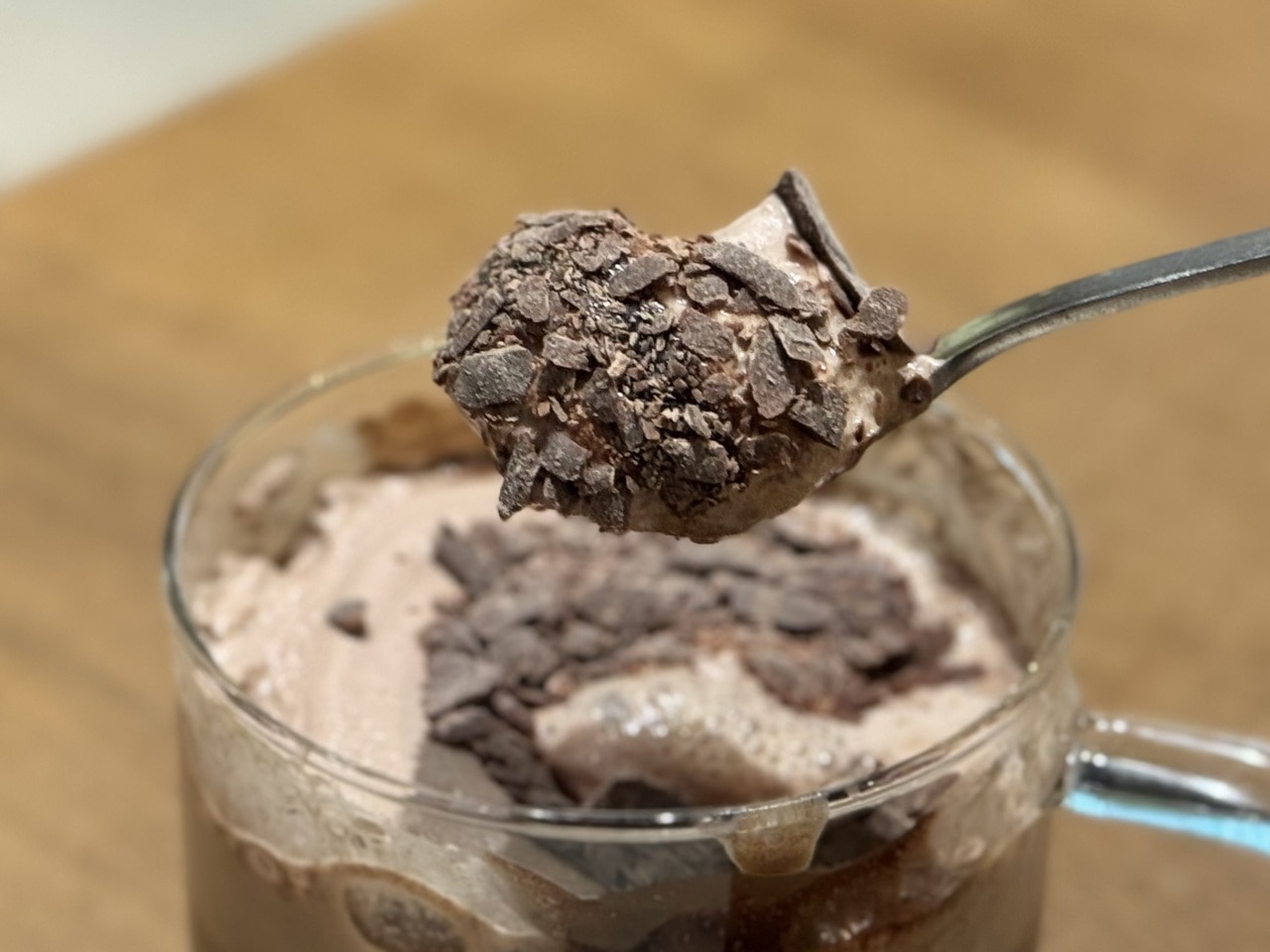 スタバ新作ラテ、トッピングをスプーンすくった様子