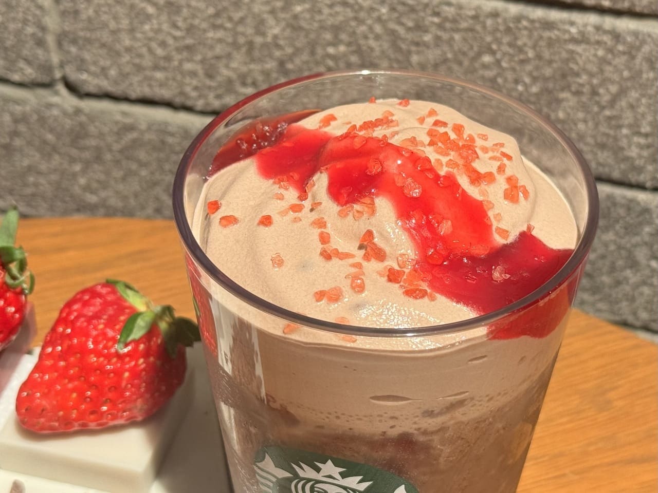 「カカオ & ストロベリー ムース フラペチーノ®」トッピングアップ