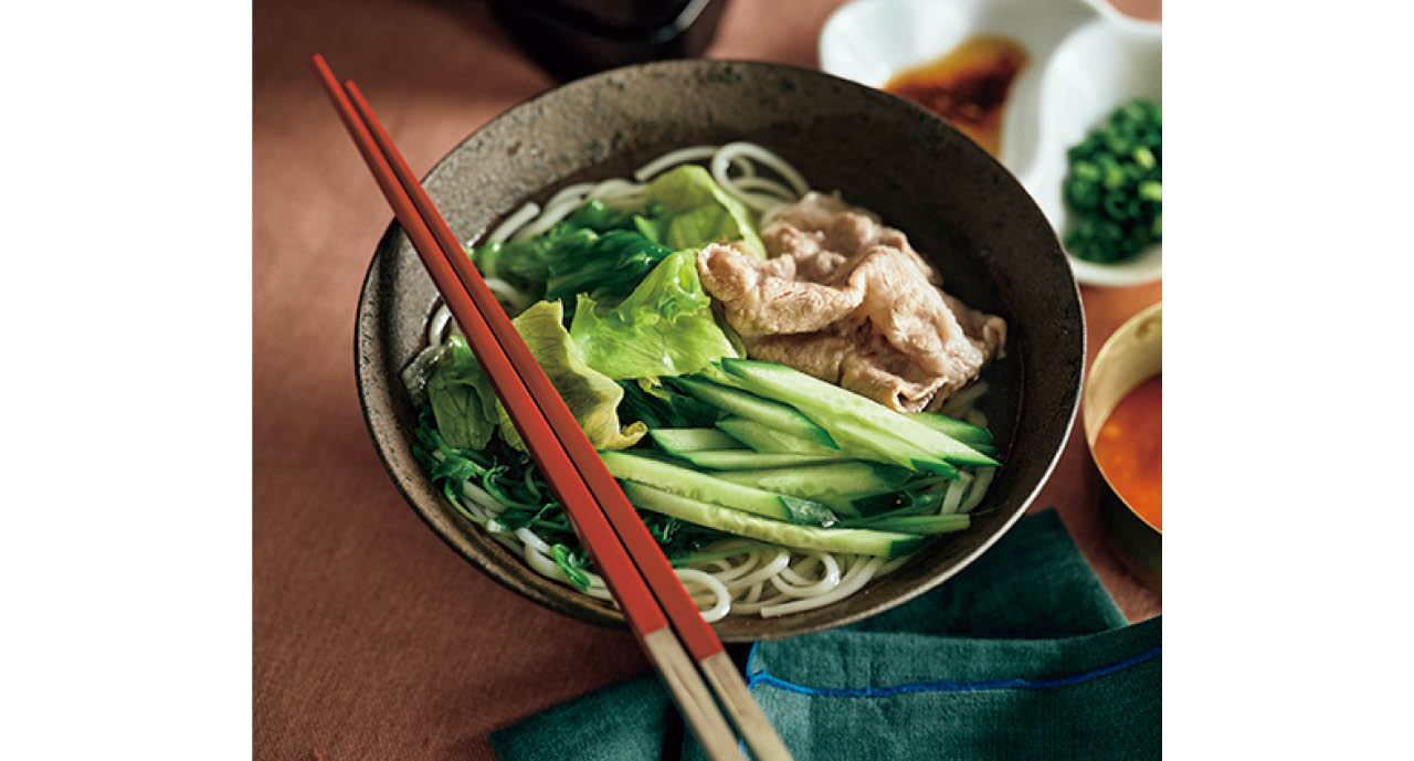 そうめん（または半田そうめん）を袋の表示どおりにゆでてザルに上げ、流水でもみ洗いして水気をきる。鍋に加えて温め、ごま油、七味唐辛子、小口切りにした青ねぎなどをトッピングしていただく。