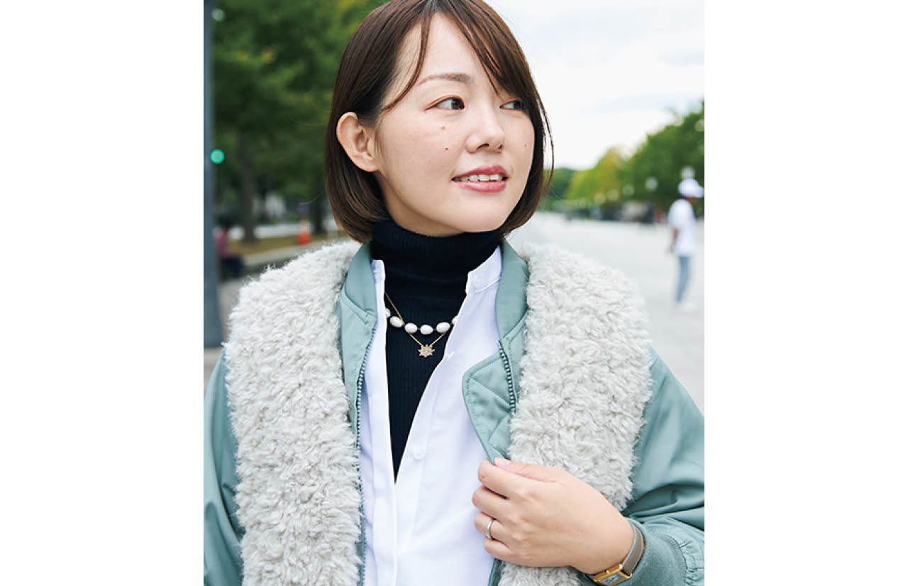 「タートル、シャツ、ネックレス……とレイヤードで立体感を。ふわふわ質感がより華やかに仕上げてくれます」