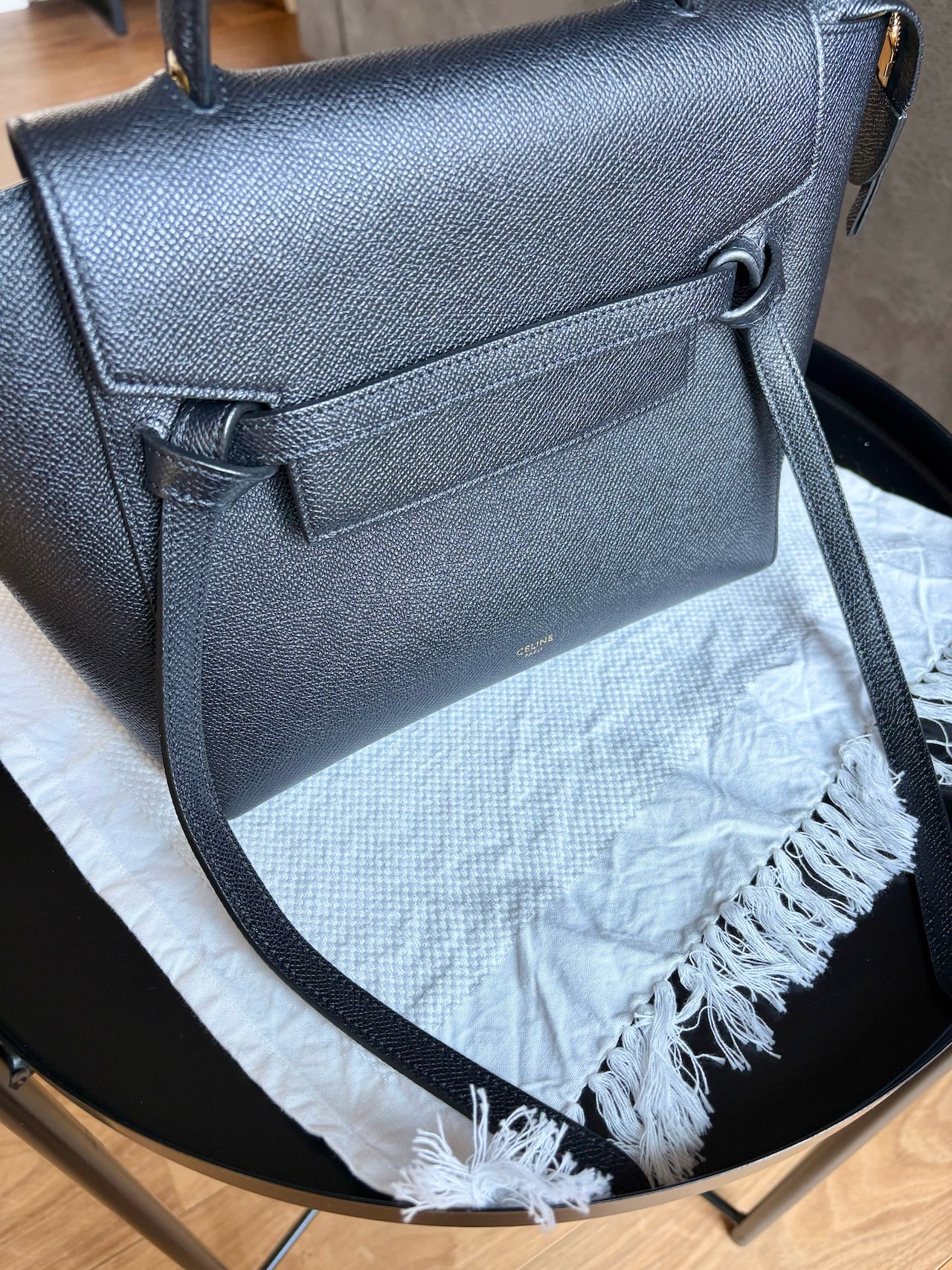 LEEキャラクター 齋田萌さん　セリーヌの黒バッグ