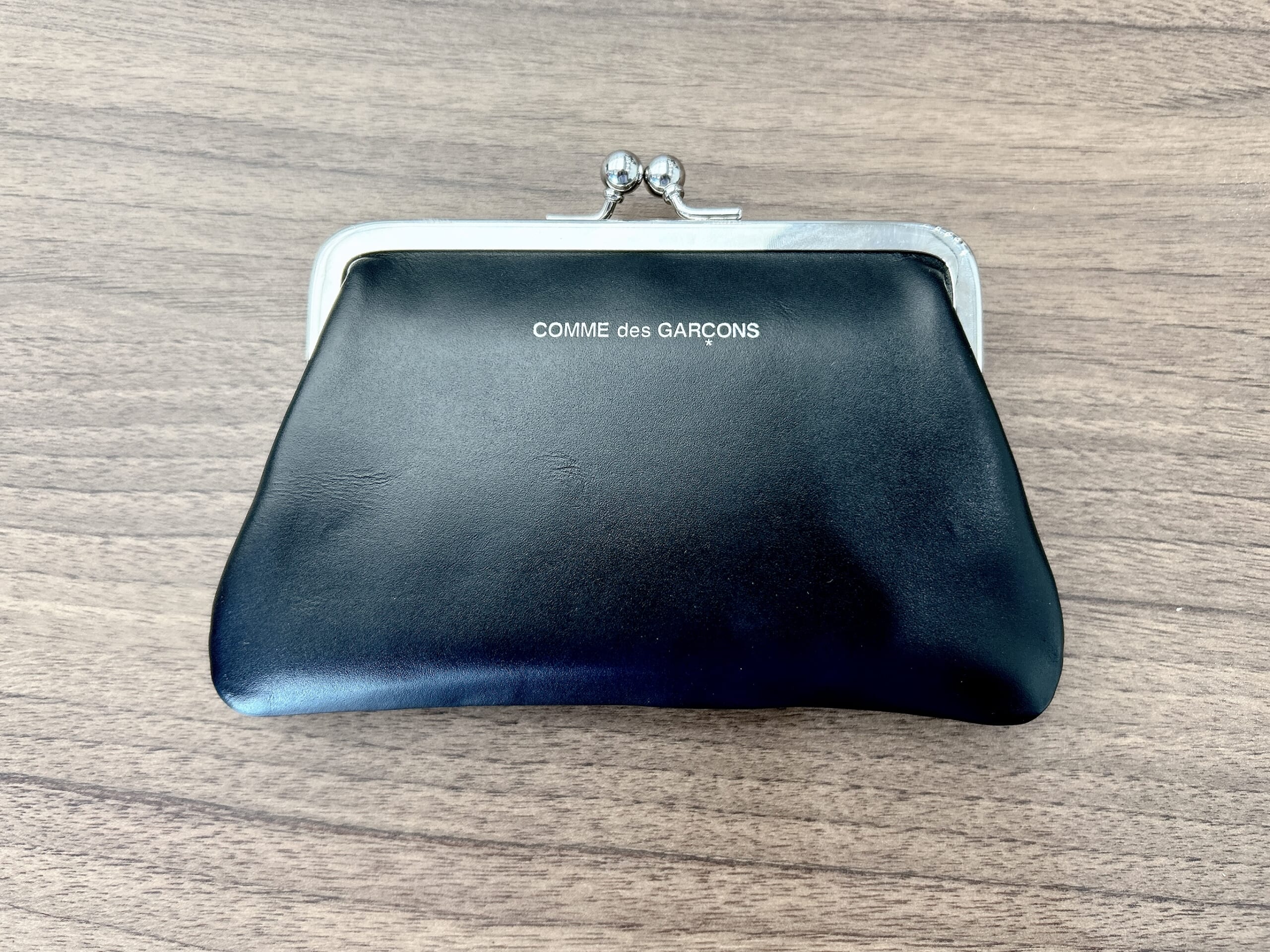 LEEエディターが愛用しているコムデギャルソンのがま口財布