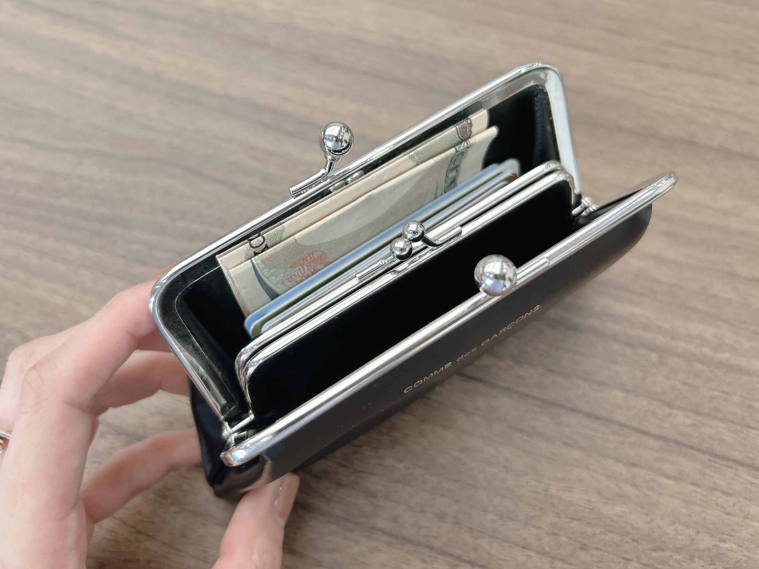 LEEエディターが愛用しているコムデギャルソンのがま口財布の中身