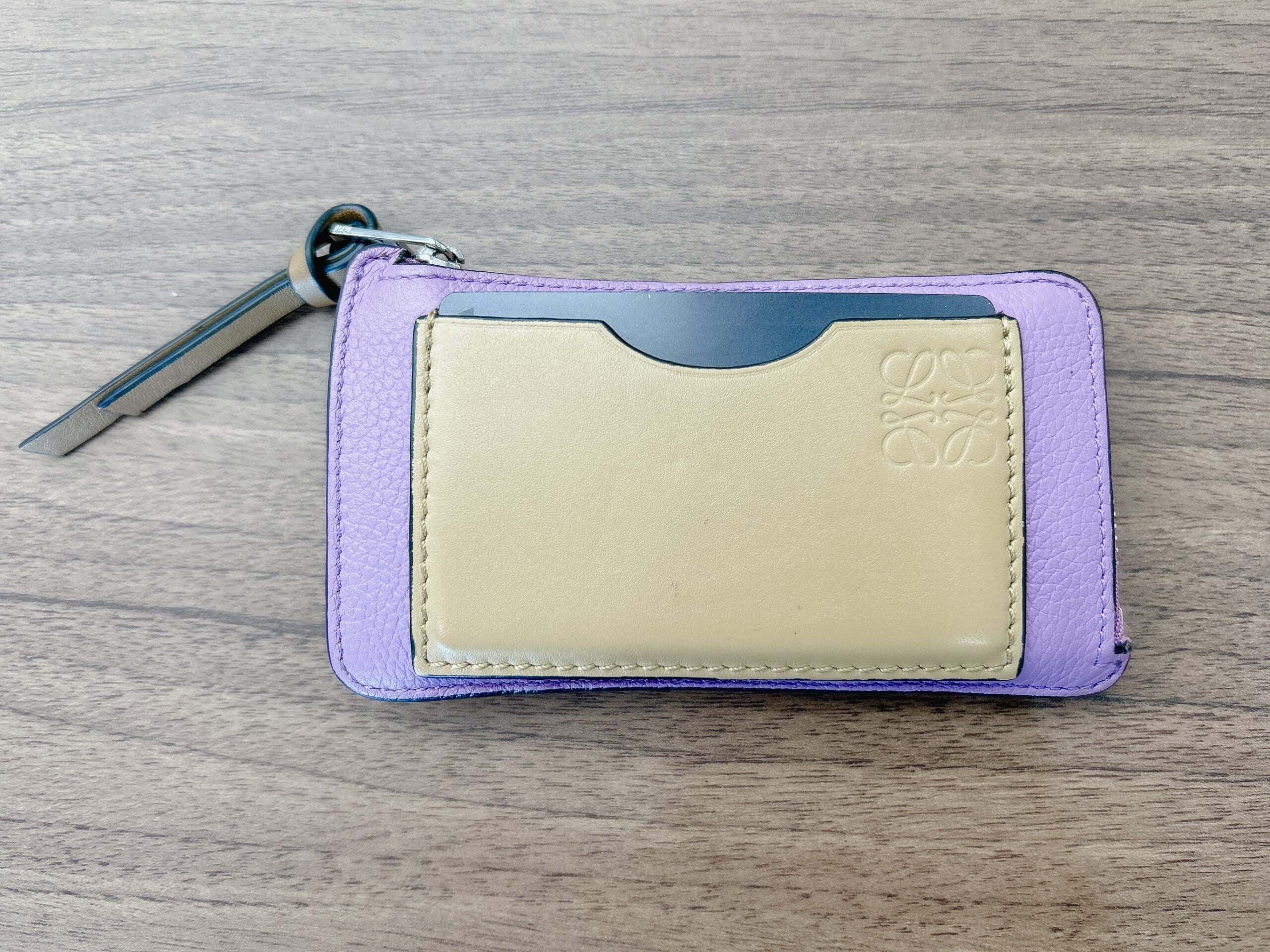 LEEエディターが愛用しているロエベのコインカードホルダー