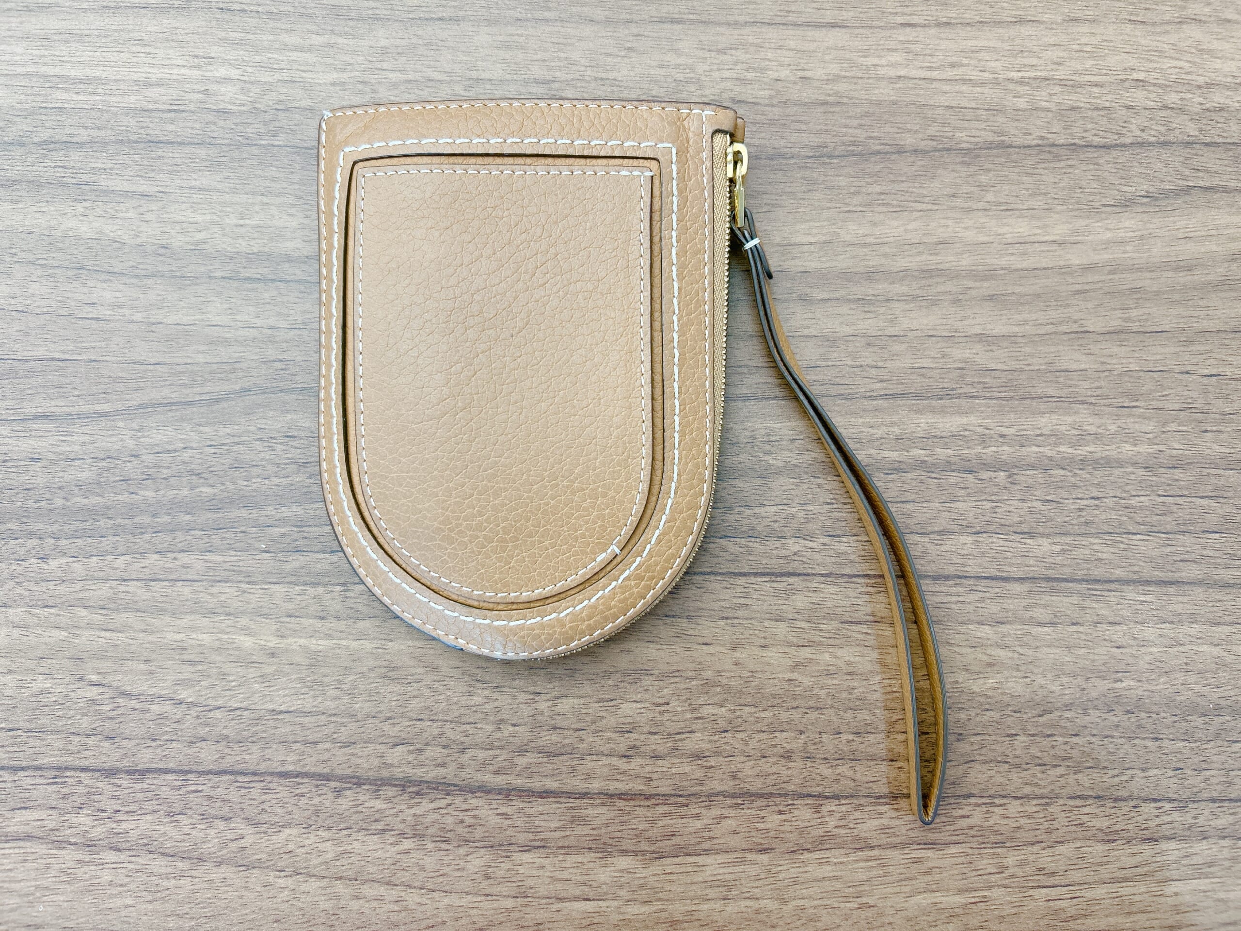 LEEエディターが愛用しているデルヴォーの財布