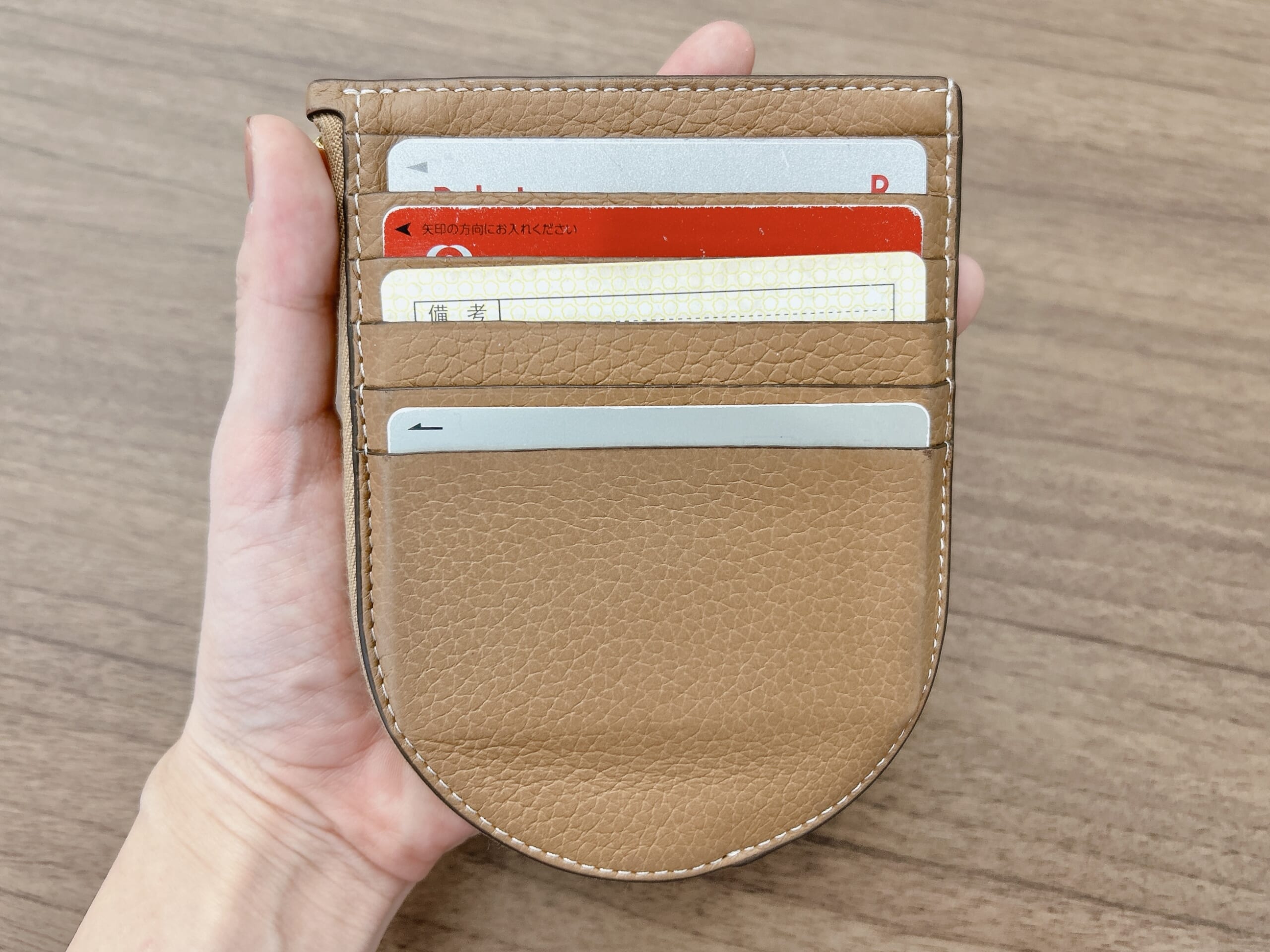 LEEエディターが愛用しているデルヴォーの財布の裏面