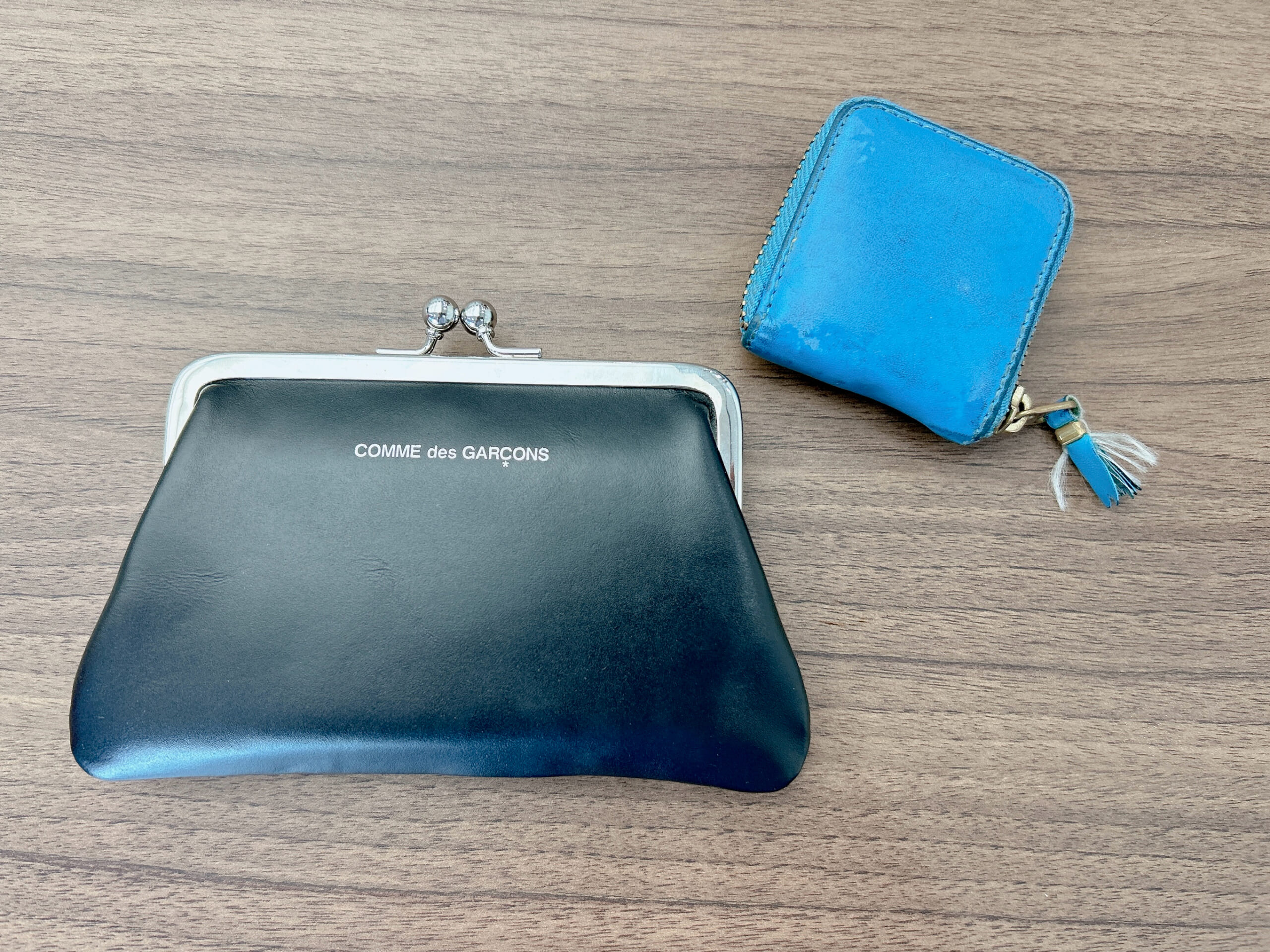 LEEエディターが愛用しているコムデギャルソンのがま口財布とコインケース