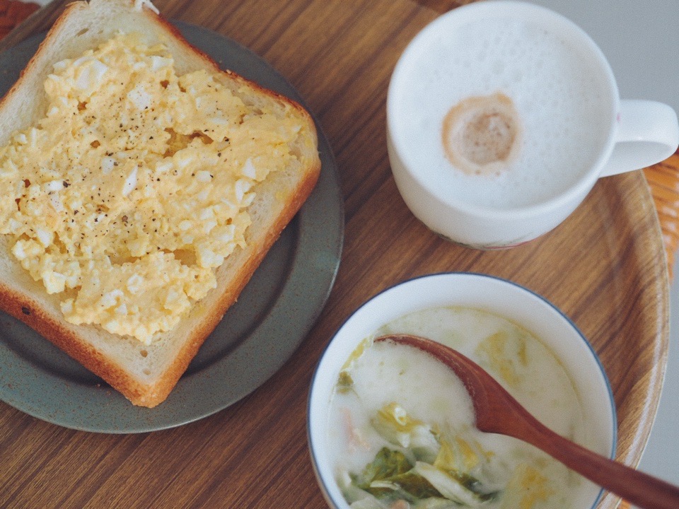 たまごサンドとスープ、カフェラテ