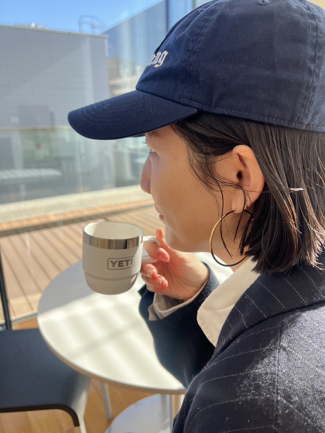 スタイリスト高橋美帆さん　⚫︎STANCKABLE MUGS 2PK ¥5700(税抜)／YETI
⚫︎キャンプ・ジャケット／オブラダ
⚫︎シャツ／ポロ ラルフローレン
⚫︎ピアス／マリアブラック