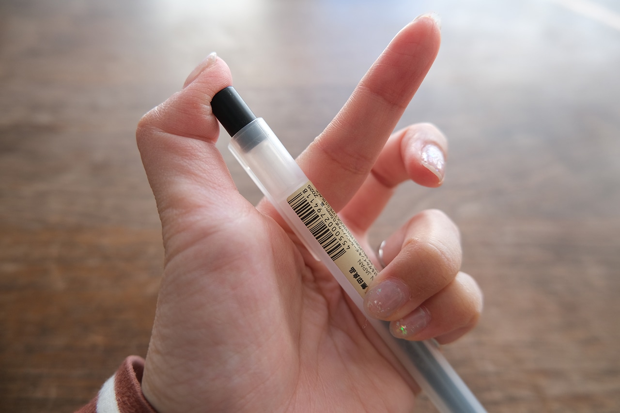 さらさら描けるゲルインキボールペン ノック式使用シーン　無印良品