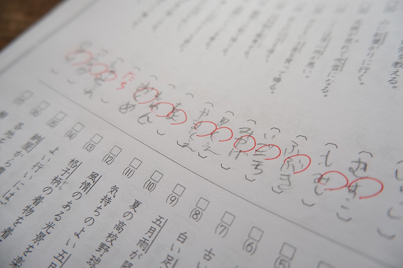 さらさら描けるゲルインキボールペン ノック式使用シーン　無印良品