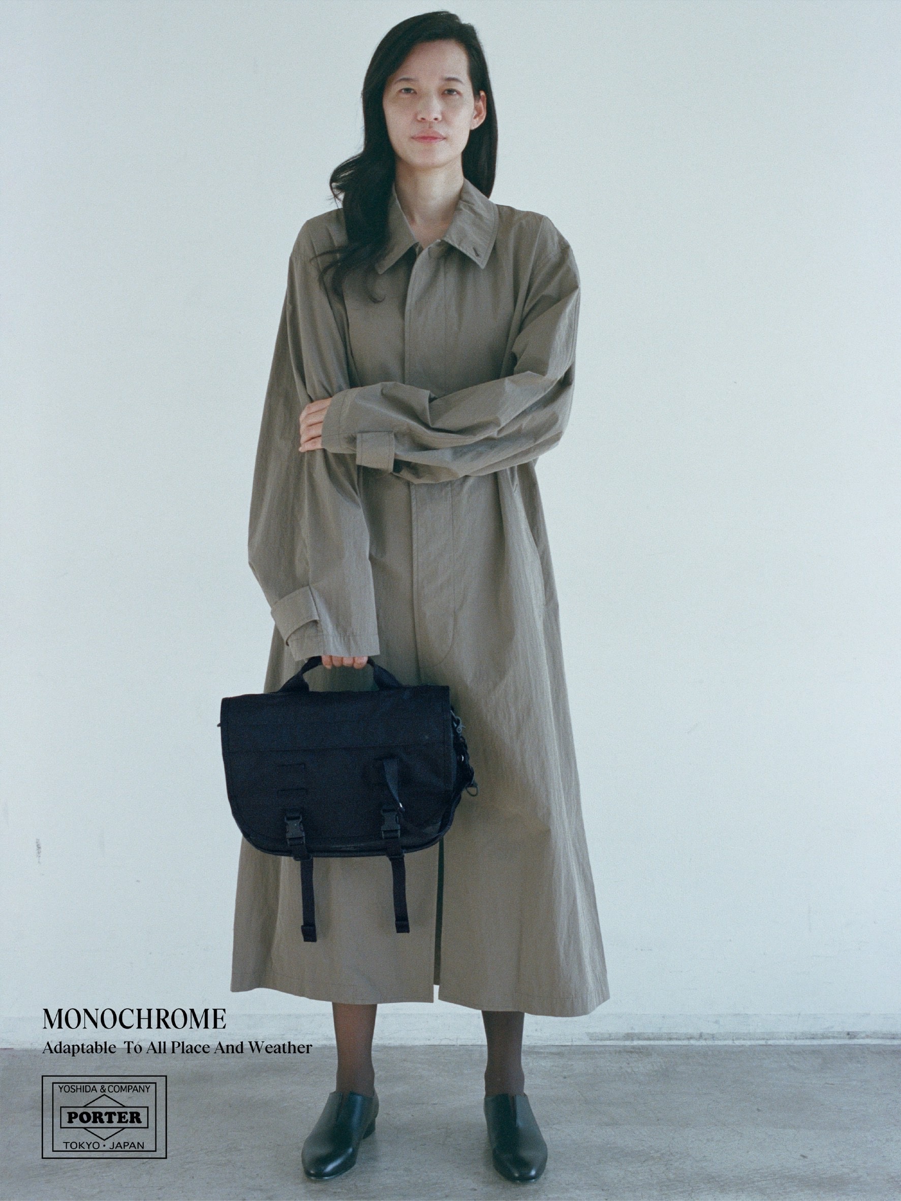 ポーターモノクロームのメッセンジャーバッグSを持った女性モデル