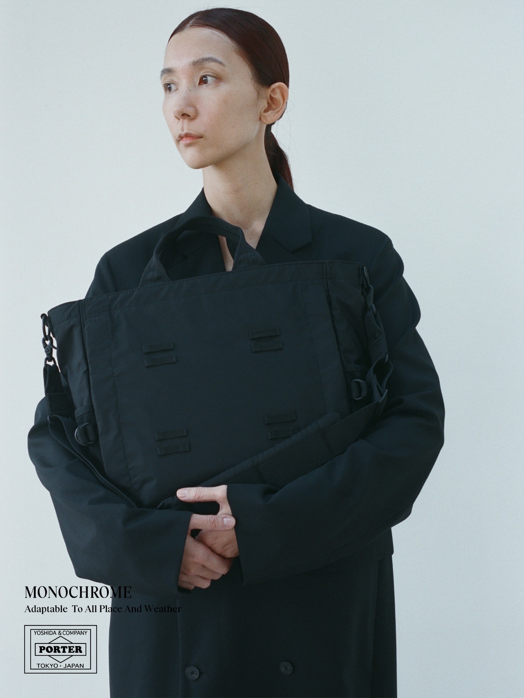 ポーターモノクロームの2WAYトートバッグを持った女性モデル