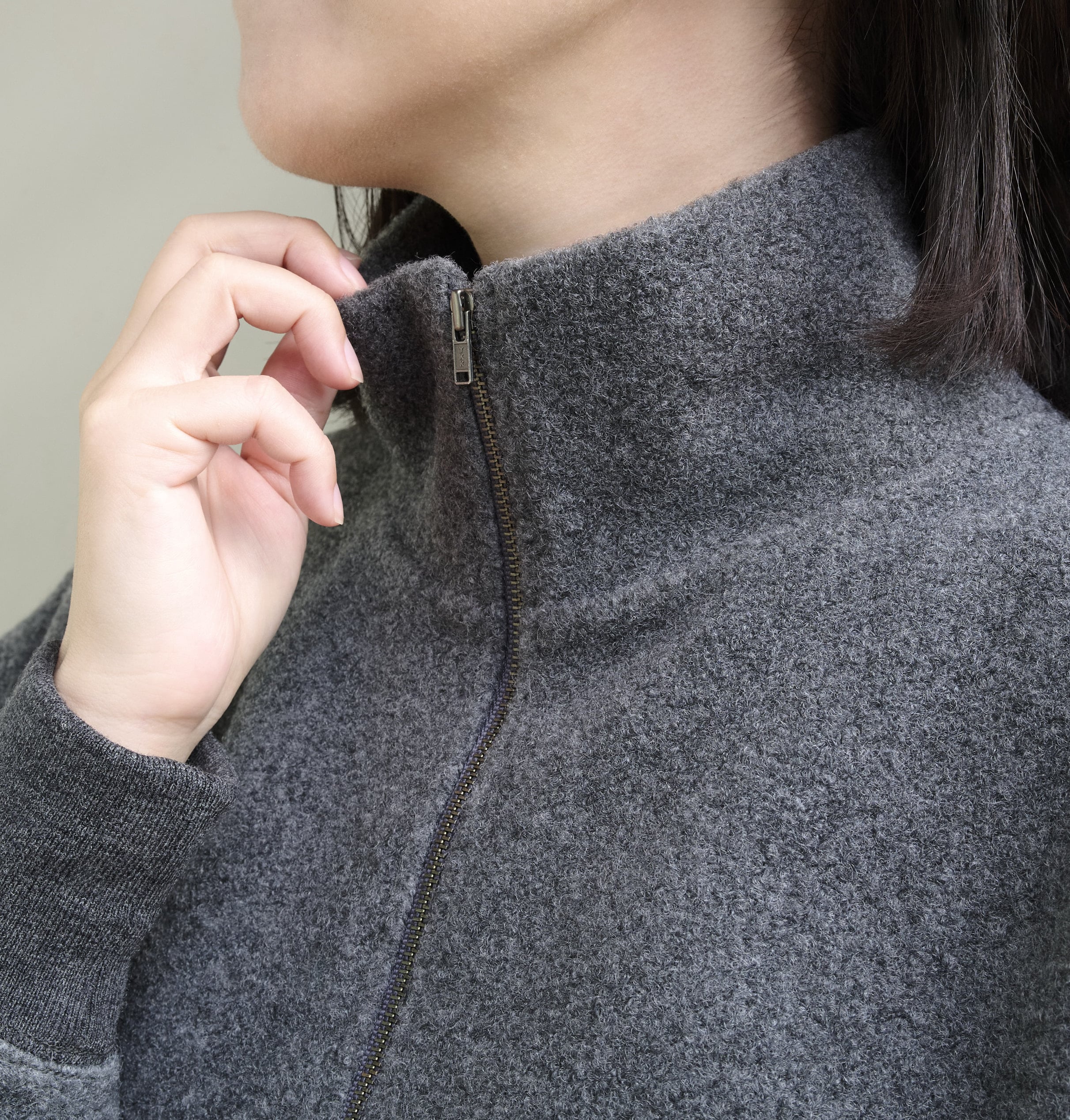 【洗える】ハーフジップボアトップスのグレーを30代ライターが試着した襟元