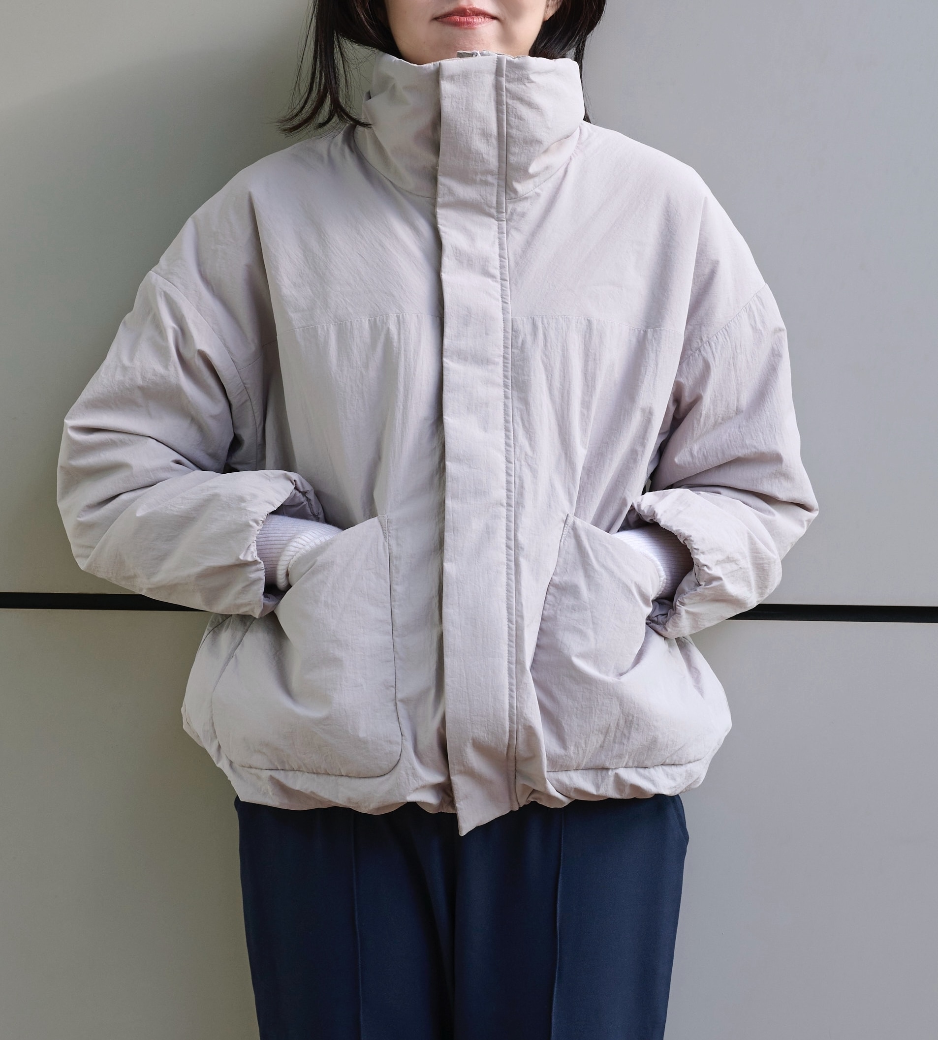 12closet【洗える】【撥水】【蓄熱】軽量中綿ショートブルゾンをスタンドカラーにして試着