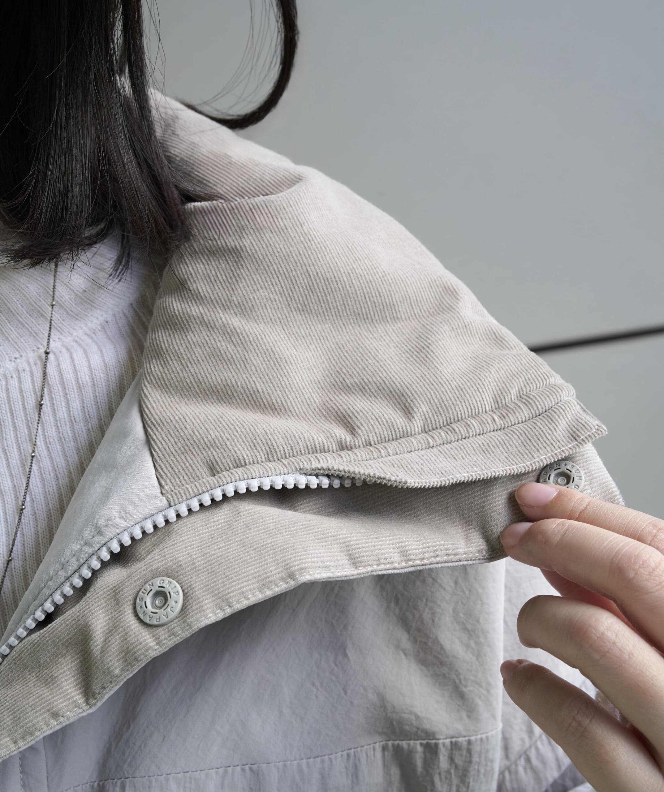 12closet【洗える】【撥水】【蓄熱】軽量中綿ショートブルゾンの襟元