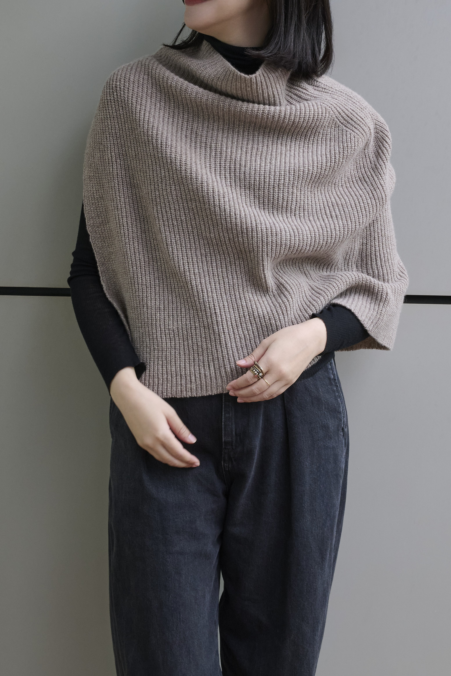 TWEEDMILLの五明祐子さんコラボのニットポンチョをライターが試着