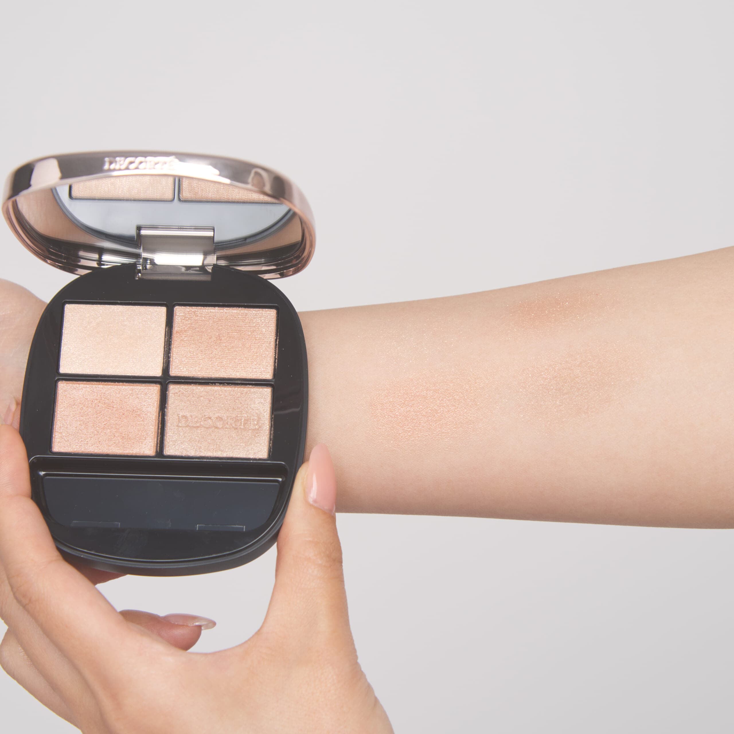 【09 cashmere feather】のスウォッチ。